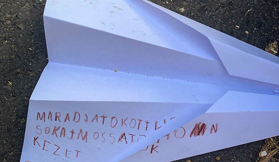 Papírrepülőn terjeszti az otthonmaradás üzenetét egy II. kerületi fiatal