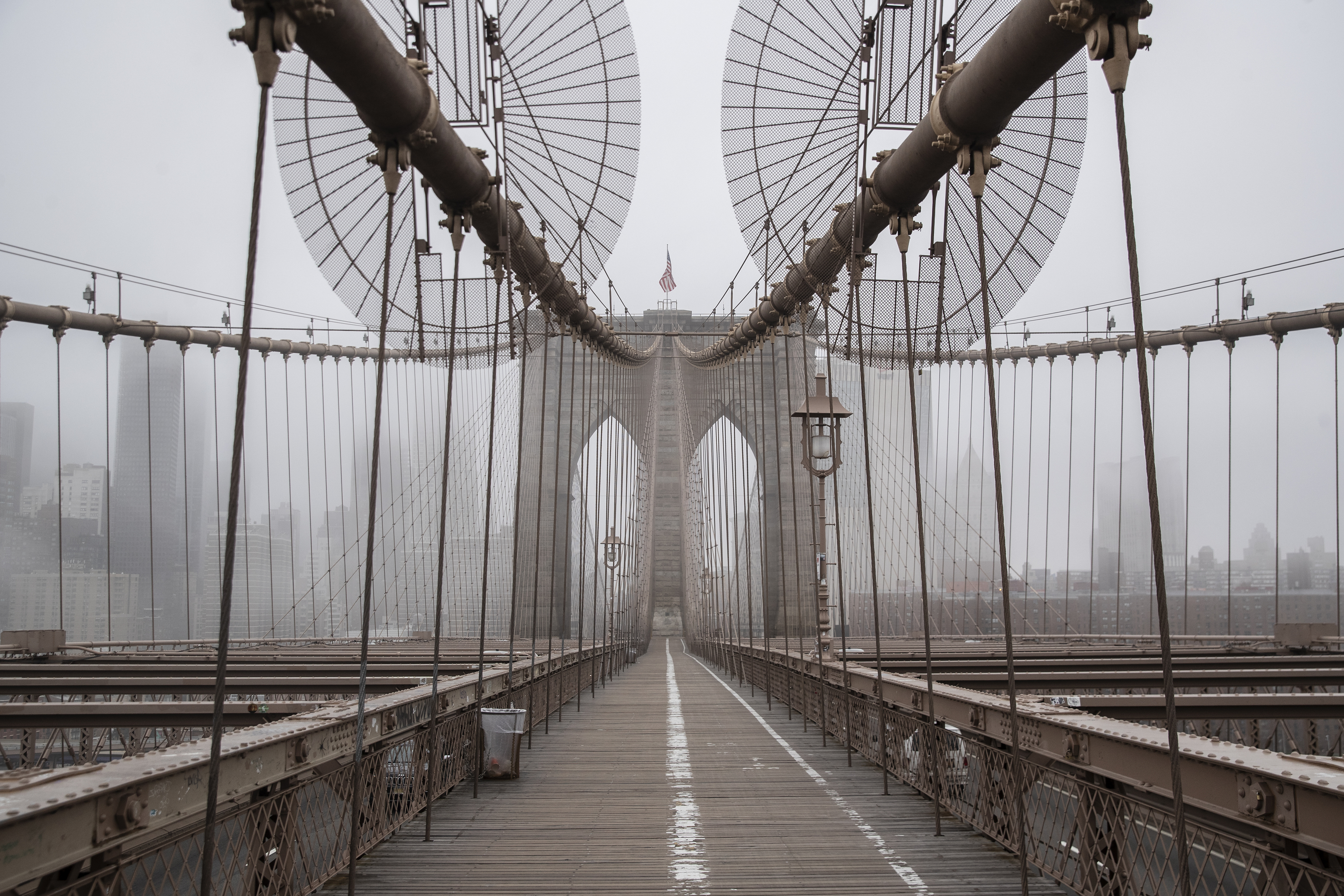 Az USA-ban a járvány során több államban is szigorú karantént vezettek be, ténylegesen nem szabadott senkinek elhagynia az otthonát. Ezen az immár egy éves fotón a teljesen kihalt Brooklyn-híd látható New Yorkban.
