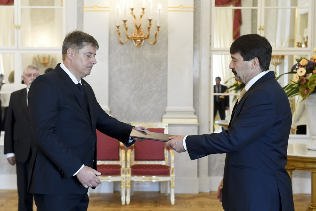 Áder János köztársasági elnök a Szegedi Tudományegyetem rektorává nevezi ki Rovó László Róbert egyetemi tanárt a Sándor-palota Tükörtermében 2018. május 28-án