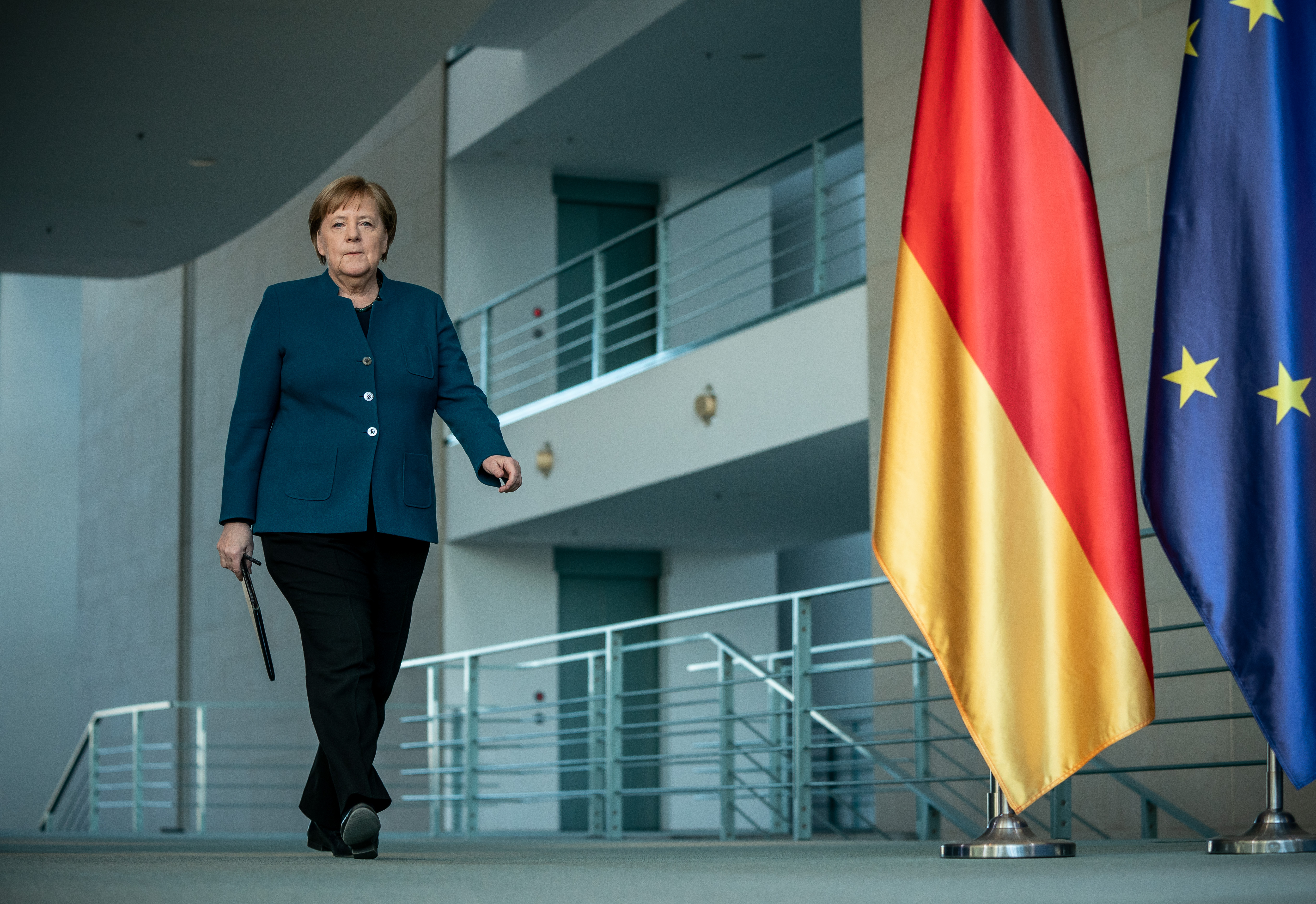 Merkel be akarja záratni az éttermeket és kocsmákat, de az iskolákat nyitva tartaná
