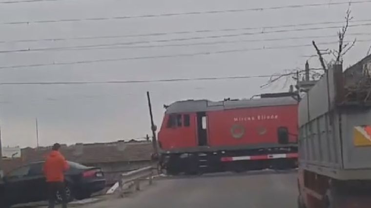 Egy román mozdonyvezető megállította a vonatot egy vasúti átkelőnél, és beugrott kávéért