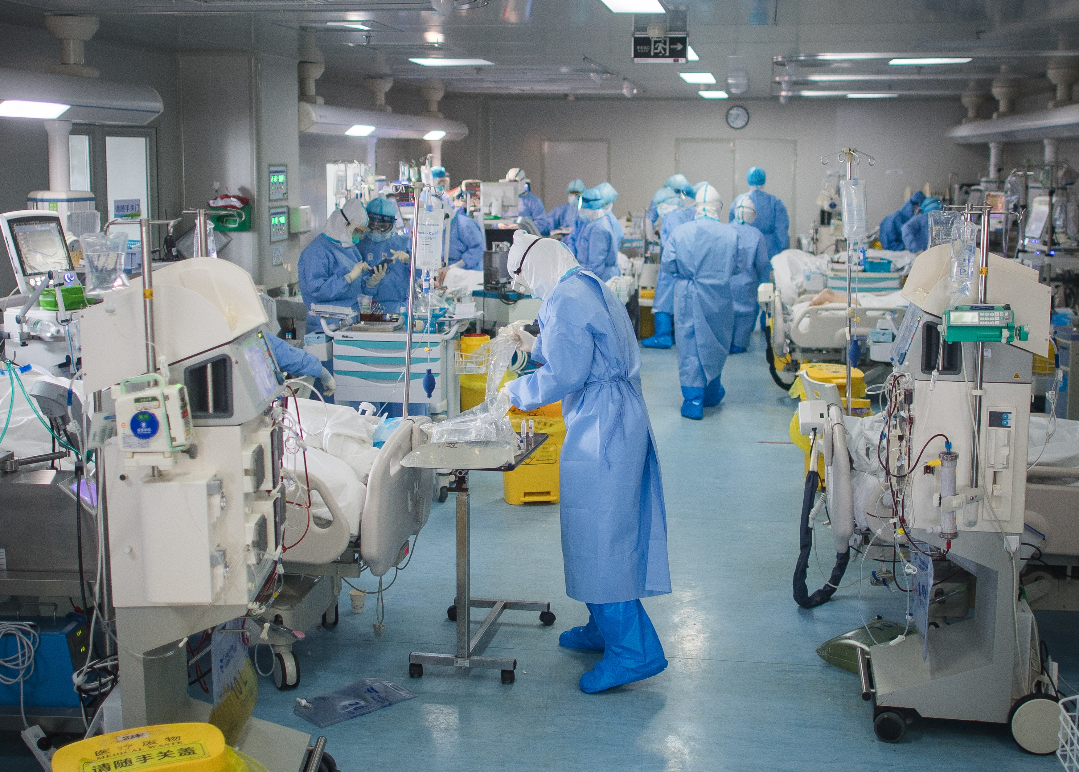 Egészségügyi dolgozók egy pulmonológiai kórház intenzív osztályán Vuhanban