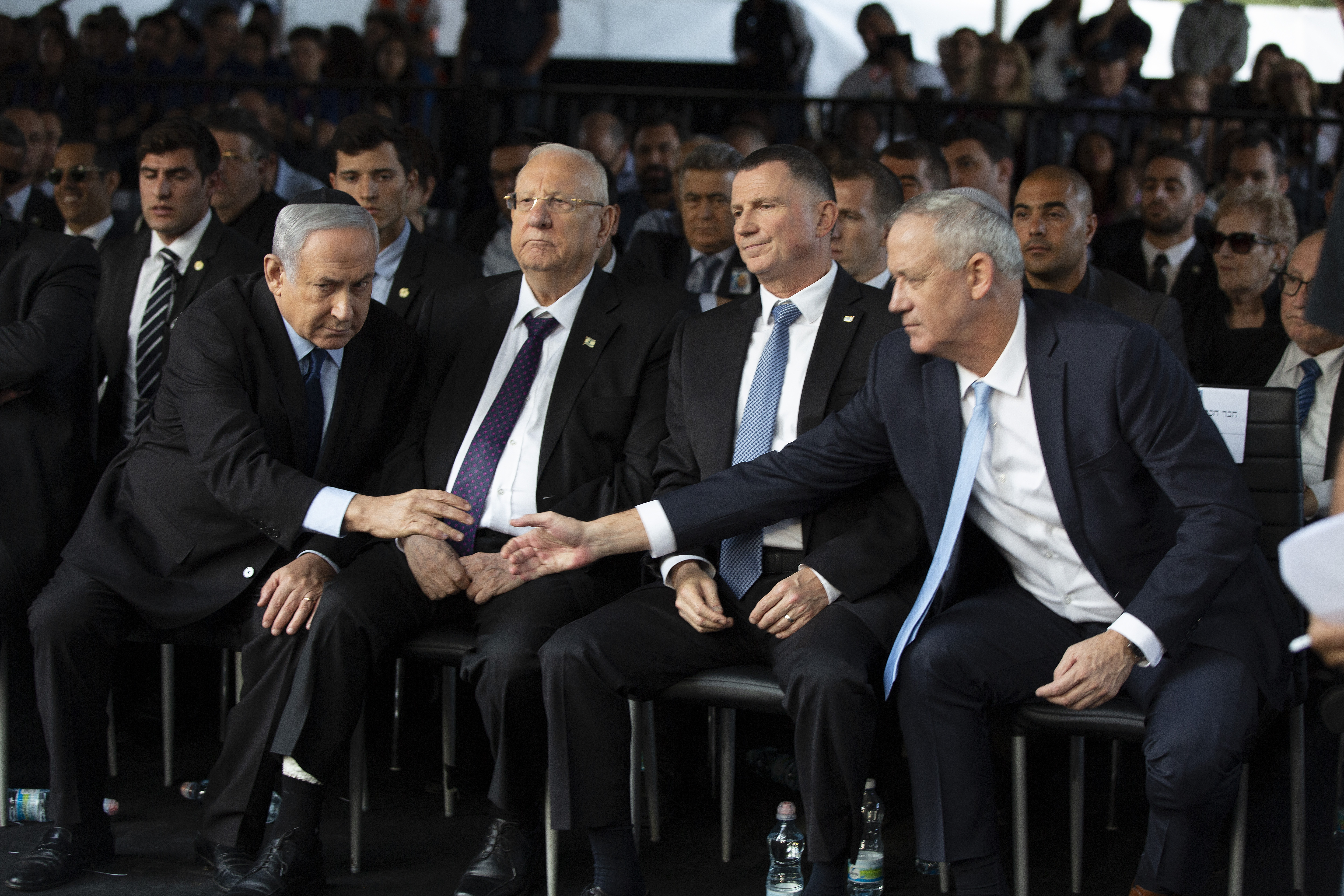 Netanjahu alkut kötött az ellenzék vezérével, még másfél évig miniszterelnök maradhat