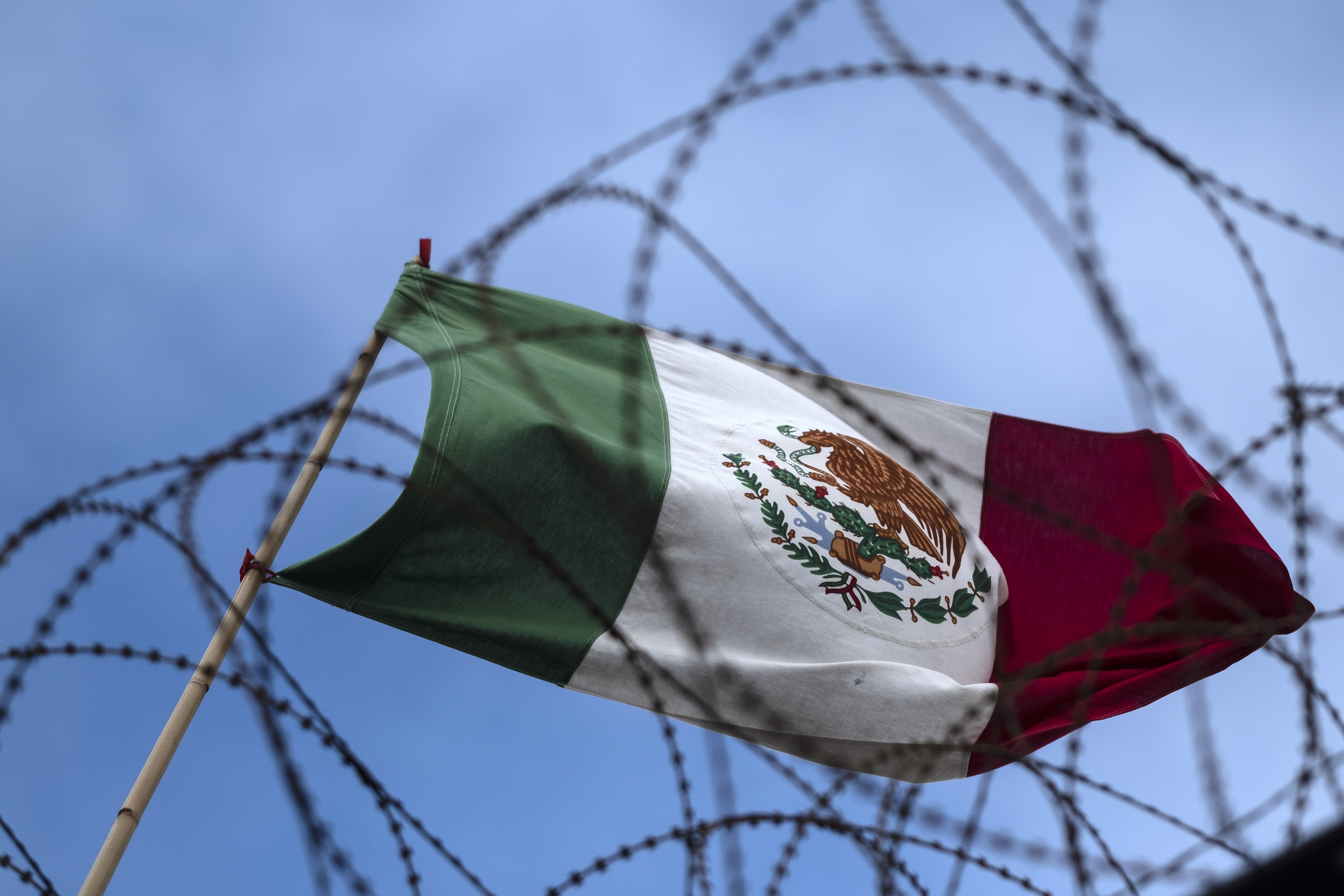Mexikói tüntetők lezártak egy határátkelőt, hogy ne engedjenek be annyi embert az Egyesült Államokból