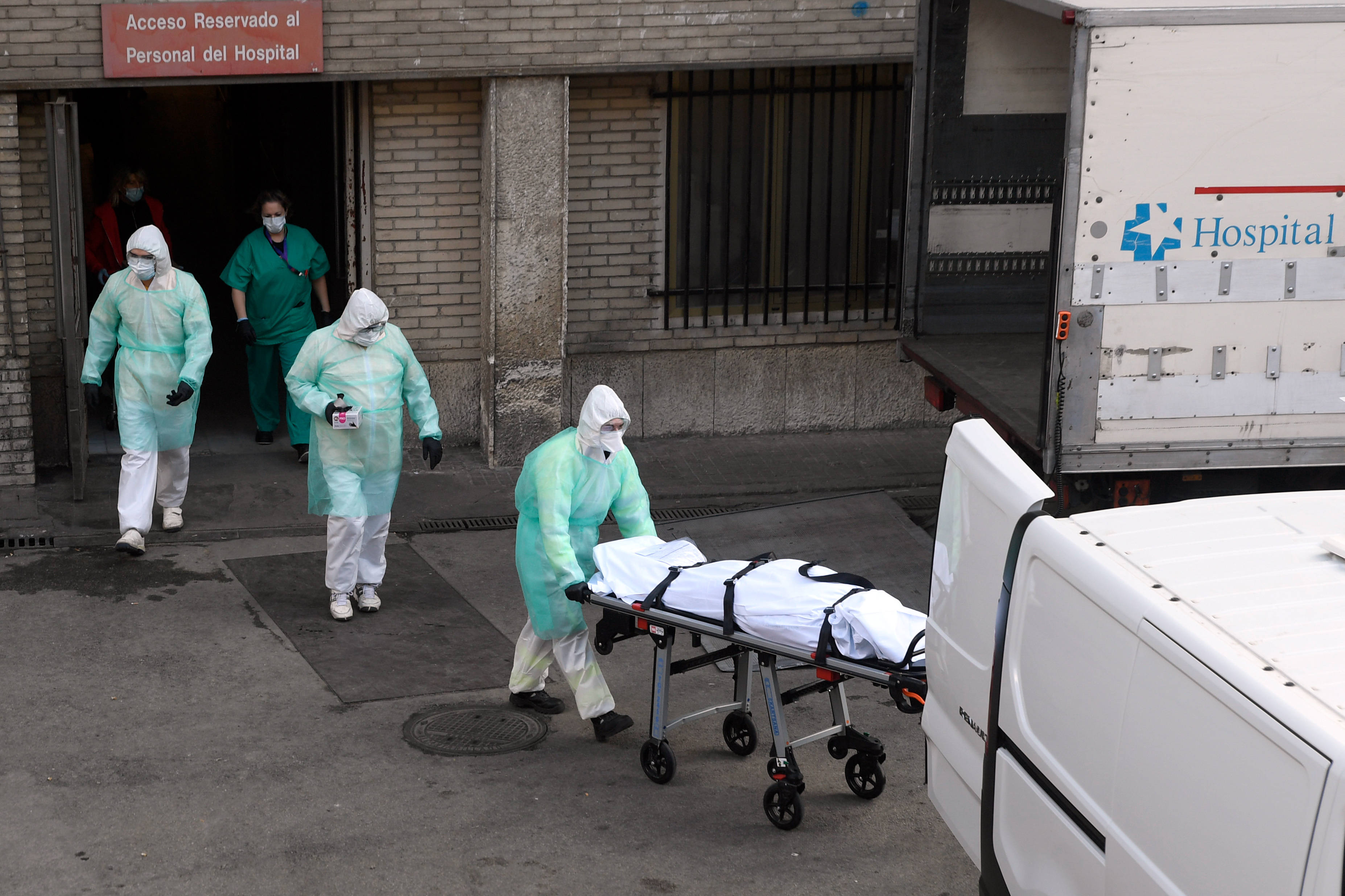 Négy embert vittek kórházba egy budapesti idősotthonból