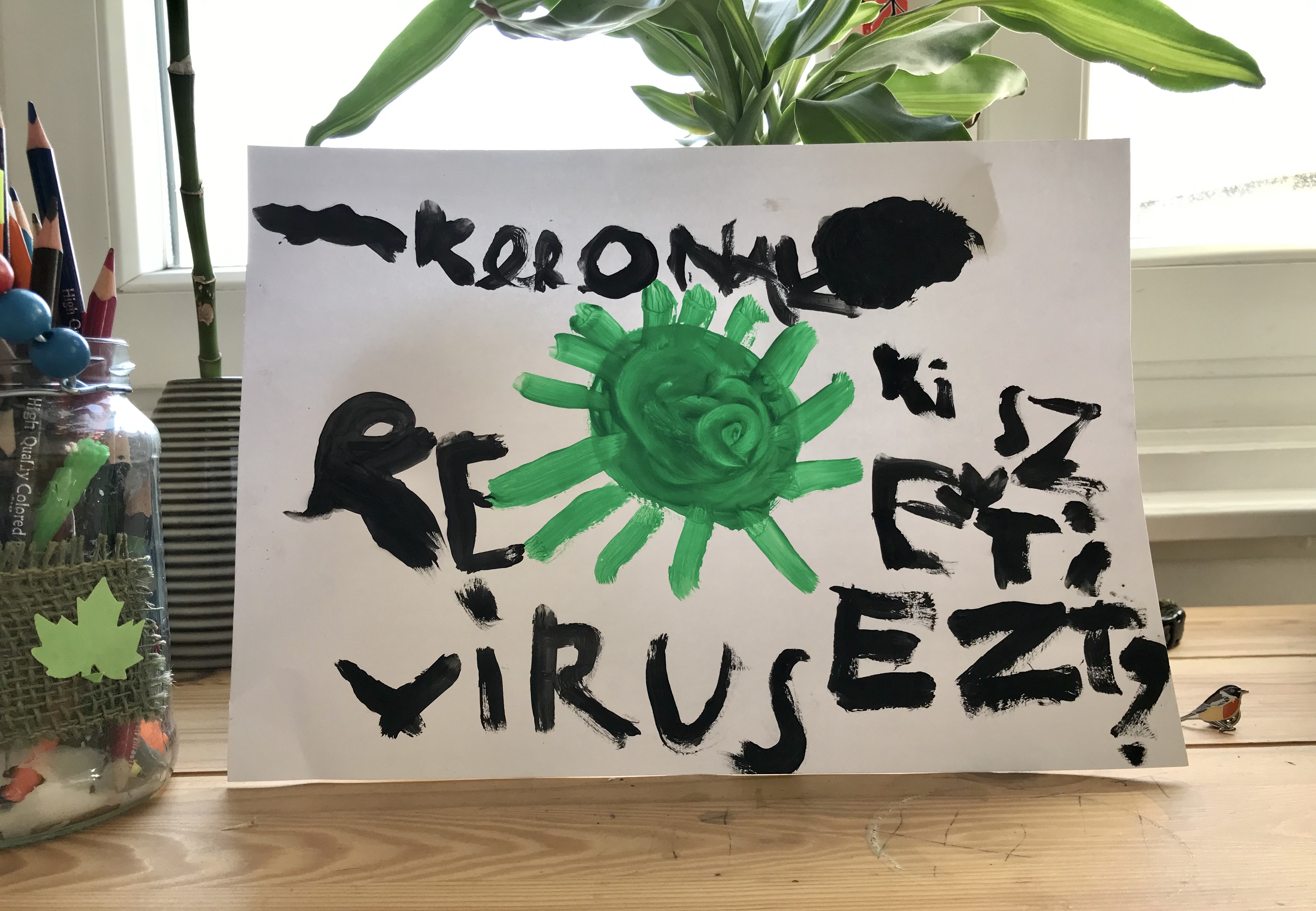 Mirkó múlt hét elején megfestette és most összefoglalja: "Ez egy koronavírus. Ki szereti ezt?" A mozaikos szövegelrendezés azt hiszem, az abszurd idők természetéből is fakad.