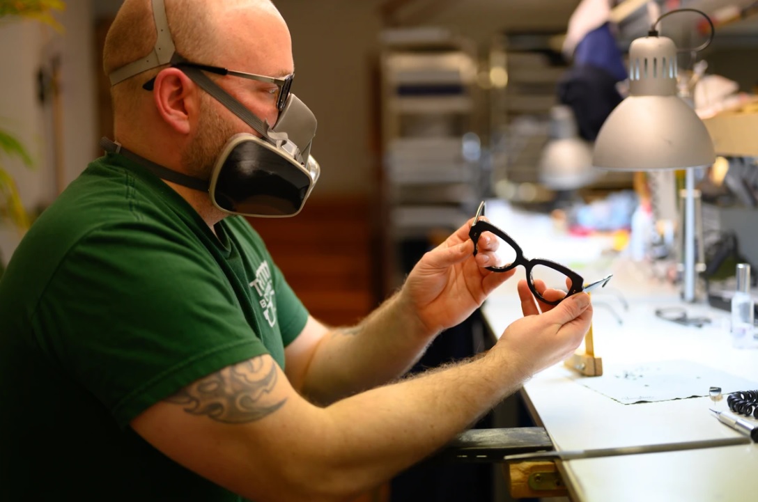 Egész idei készletét felajánlja az egészségügyi dolgozóknak egy divatszemüvegeket gyártó magyar cég