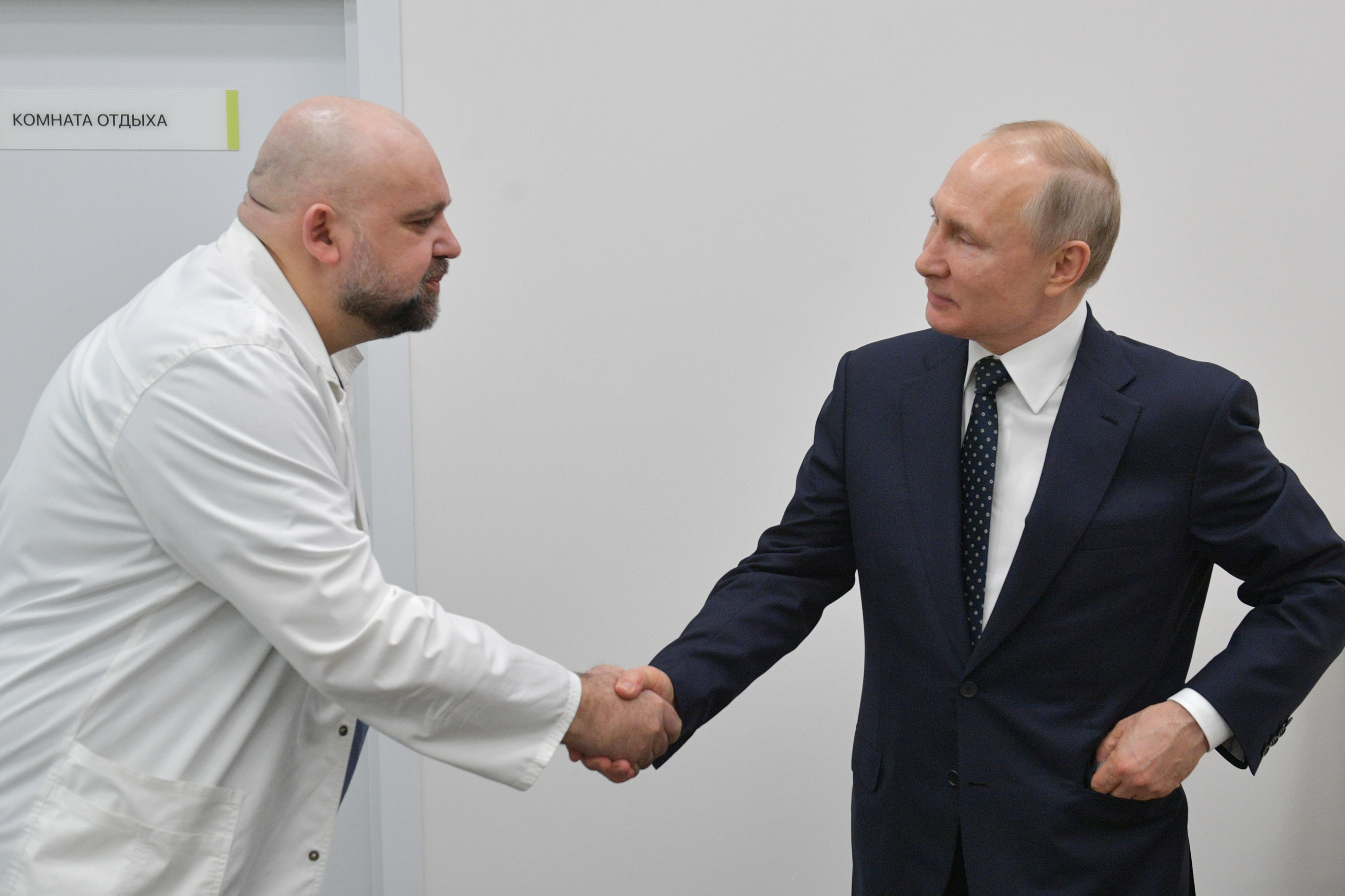 Putyin hátrább lépett, másra hagyja a járvány kezelését