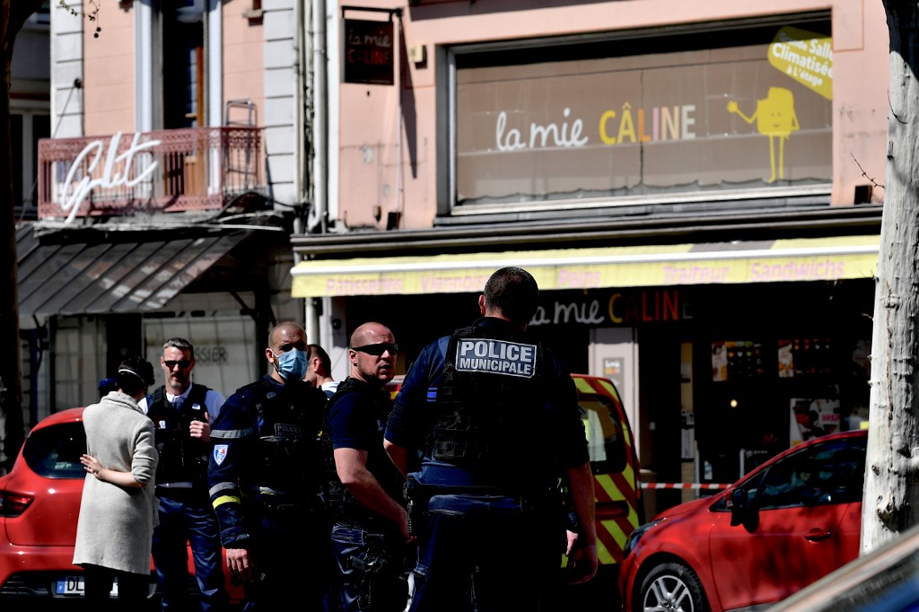 Késes támadás Franciaországban: ketten meghaltak, öten súlyos állapotban