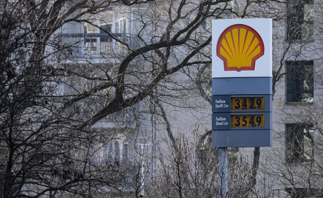 Üzemanyagárakat jelző totemoszlop Budapesten, a Mészáros utcai Shell benzinkútnál 2020. március 18-án.