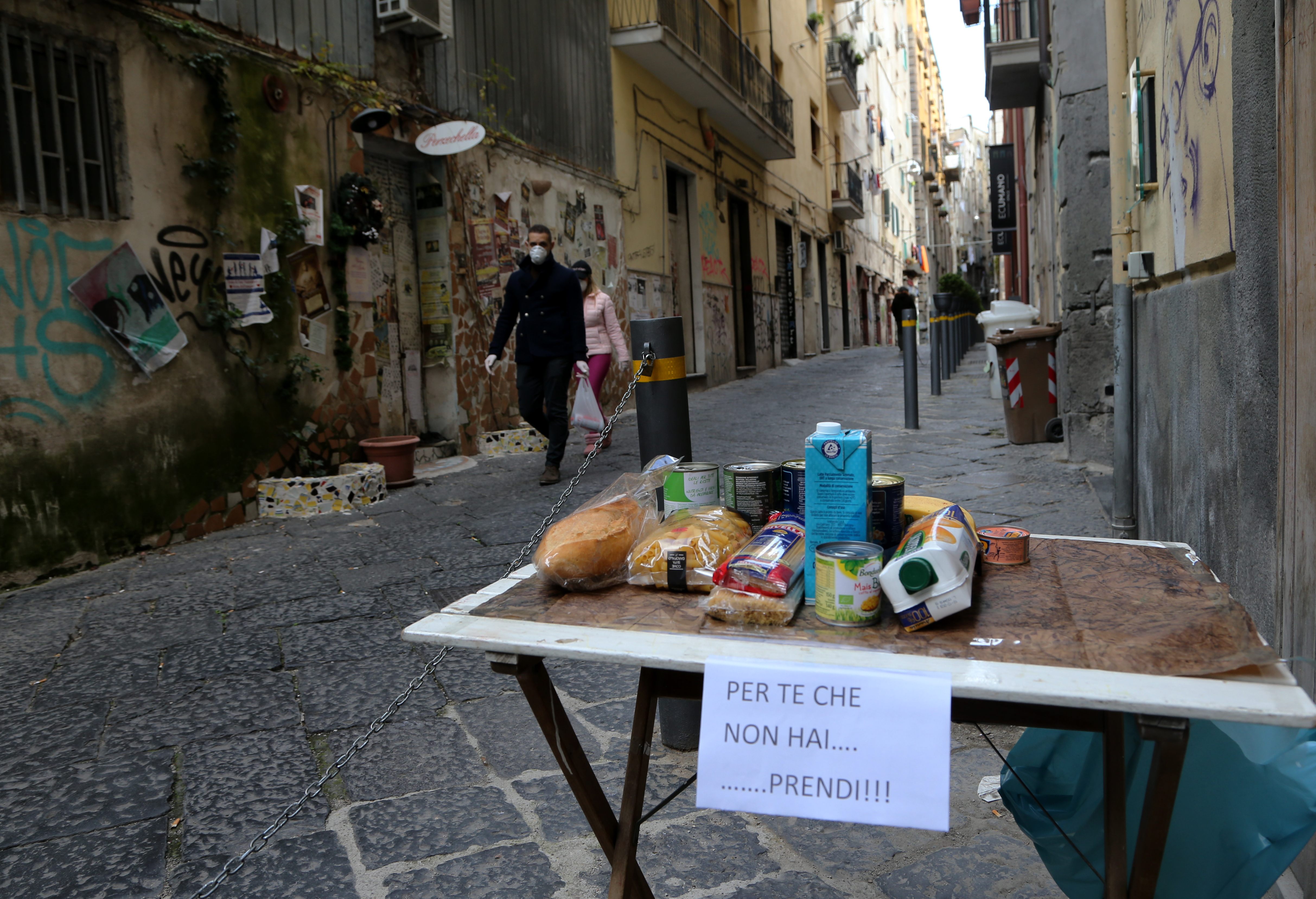 Úgynevezett szolidaritási asztal Nápolyban, ahonnan azok vehetnek, akik nem tudnák megvenni
