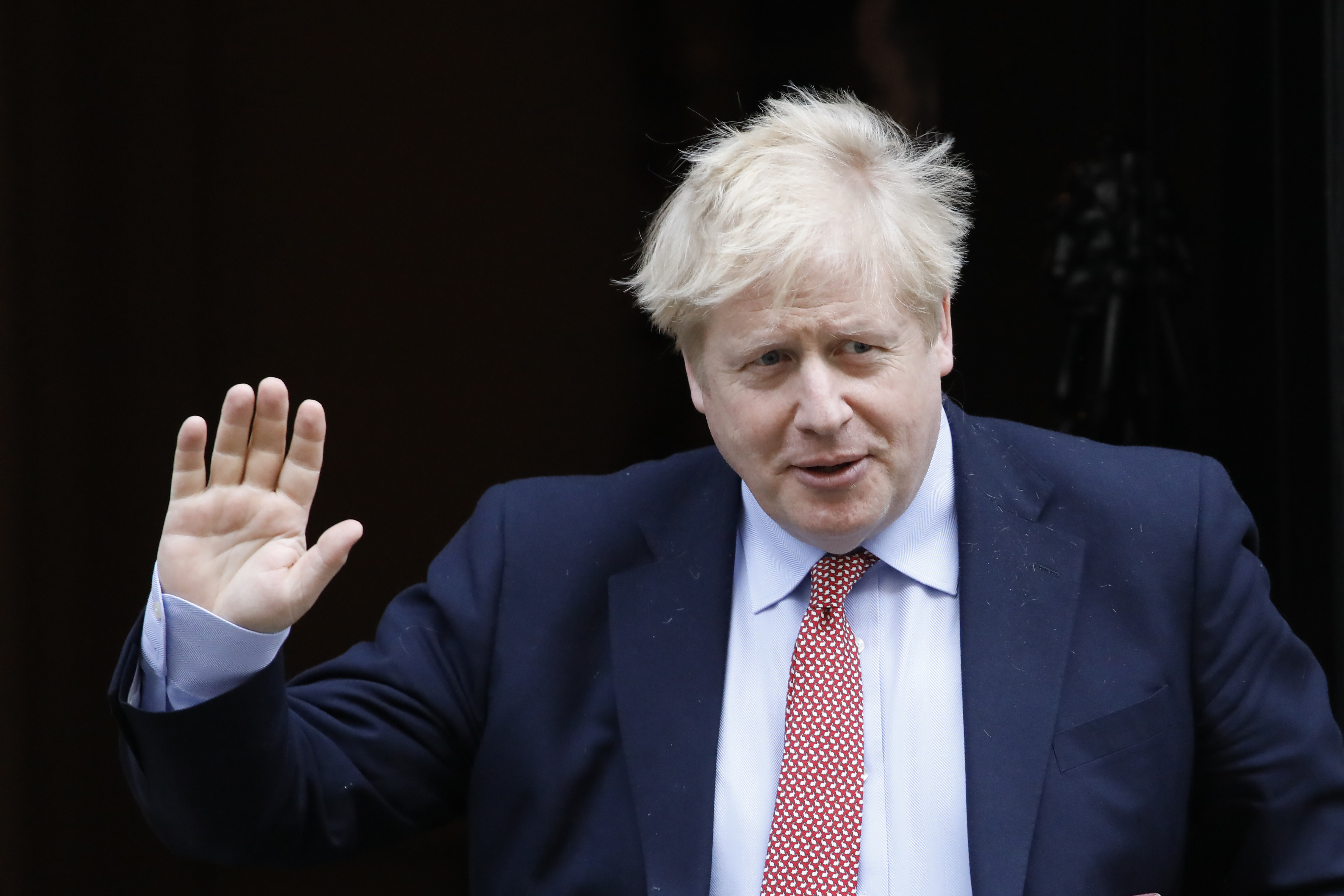 Boris Johnson megfigyelésre a kórházban marad, onnan irányítja kormányát