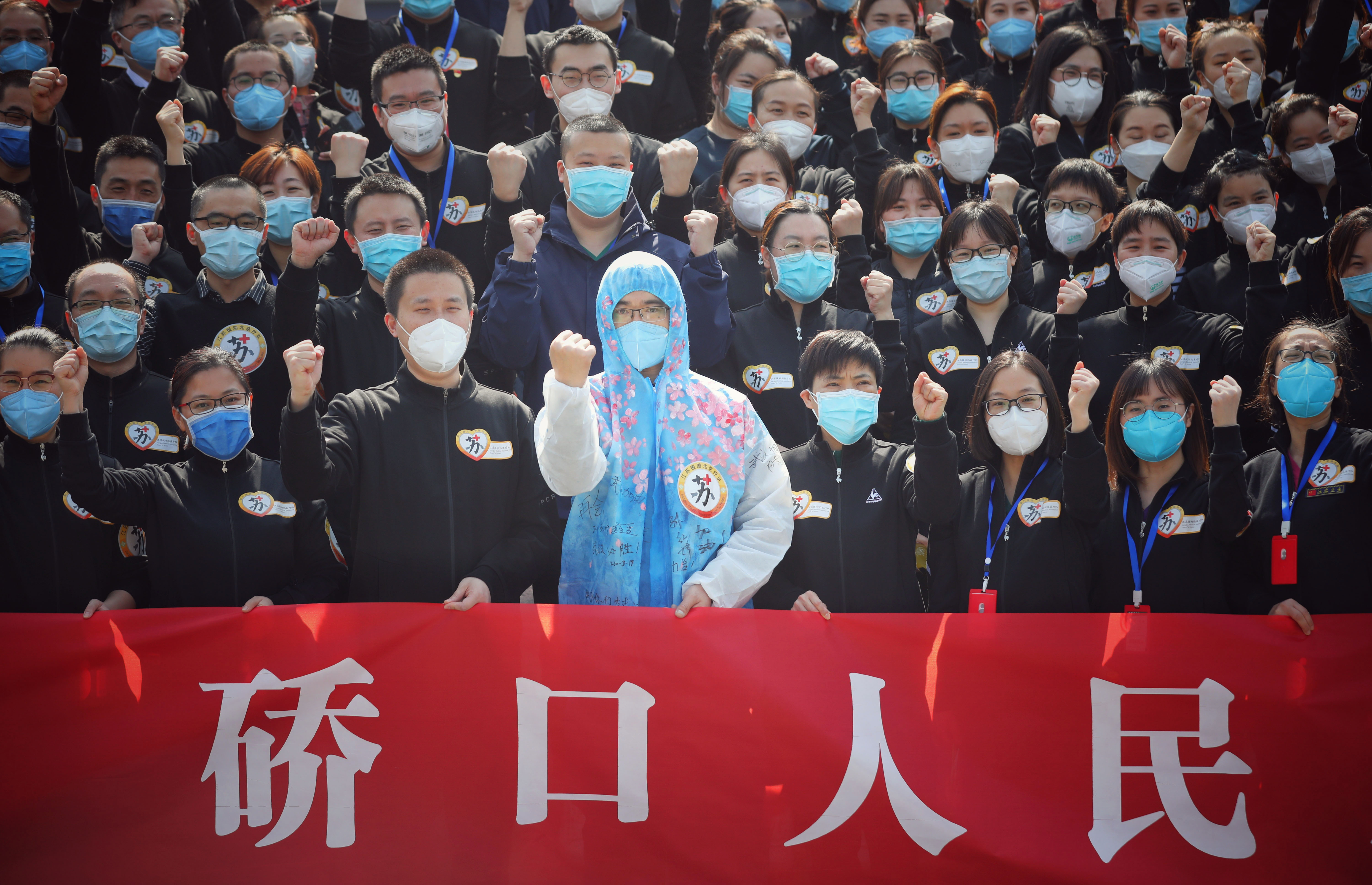 Vuhani koronavírus-áldozatok rokonai szerint figyeltetik őket a kínai hatóságok