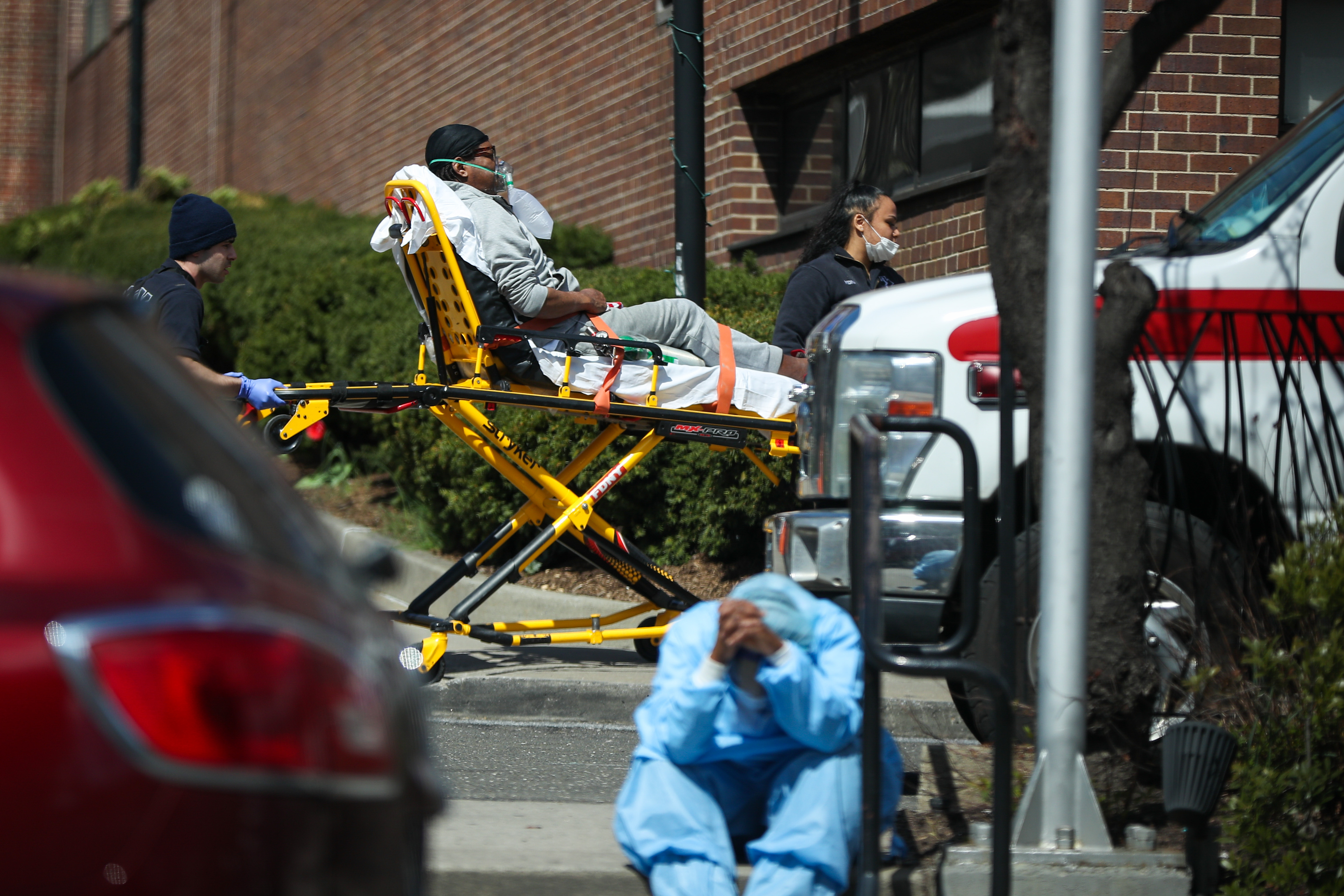 Kimerült egészségügyi dolgozó a New York-i Brooklyn Hospital Center előtt