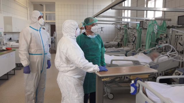 Orbán Viktor (középen, fehérben) koronavírusos betegeket látogat meg 2020. április 9-én.