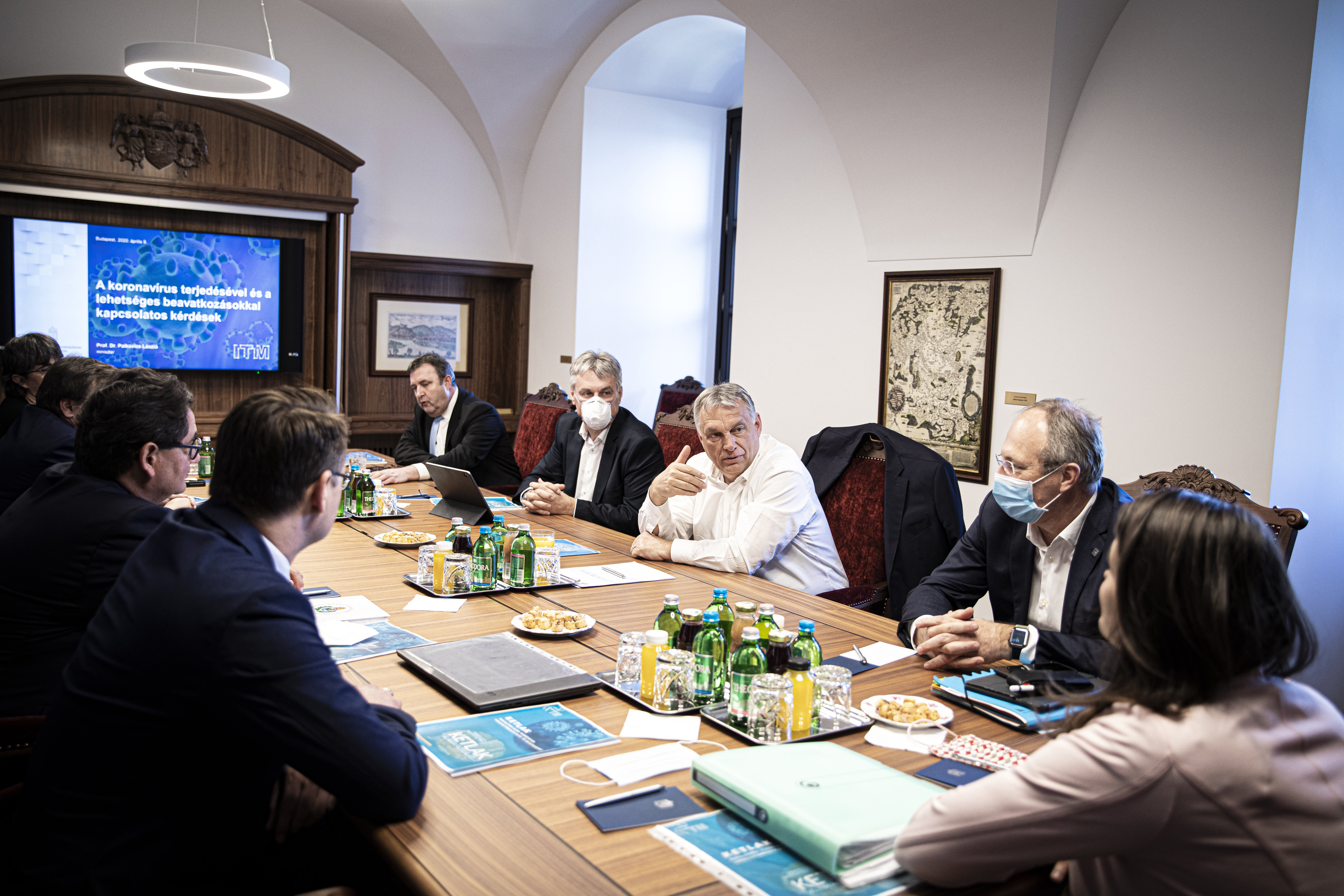 Orbán április 9én már az ITM vezetőivel és virológusokkal egyeztetett a járványügyről. Jobb szélen Palkovics László, Orbánnal szemben Merkely Béla.