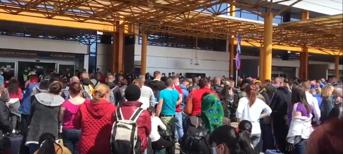 Hatalmas tömeg gyűlt össze a kolozsvári reptérnél