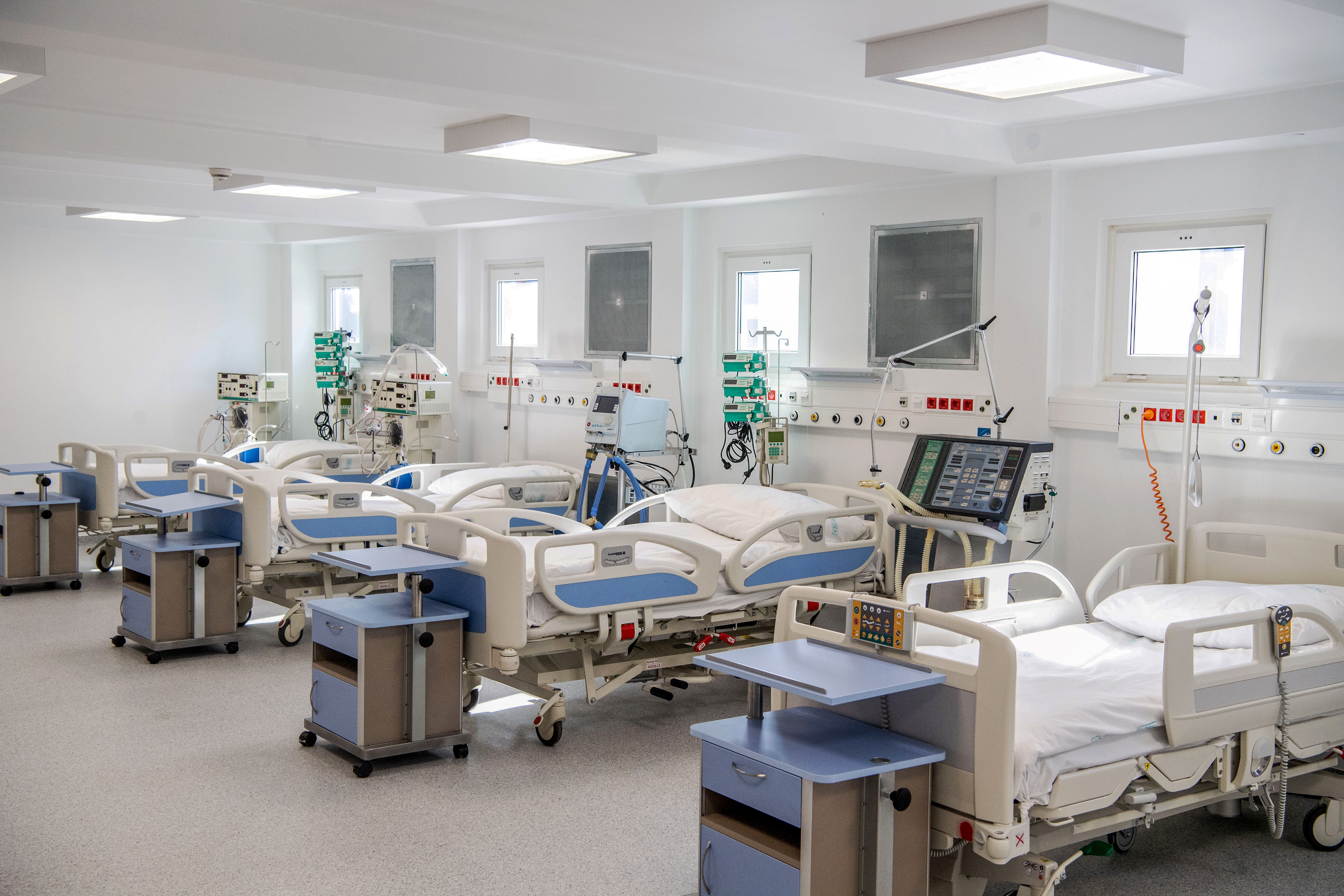 Hazug vádnak nevezte Kásler minisztériuma, hogy a kórházak "kirakják az öreg embereket meghalni"