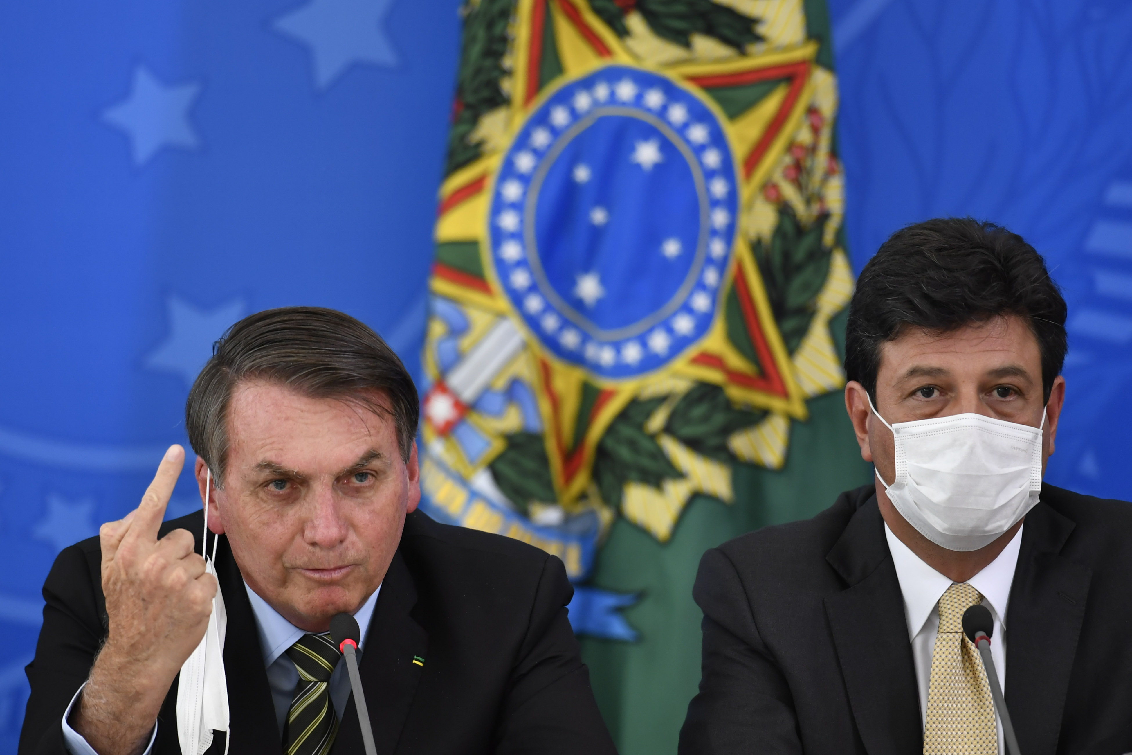 Bolsonaro kirúgta népszerű egészségügyi miniszterét a koronavírussal kapcsolatos vitáik miatt