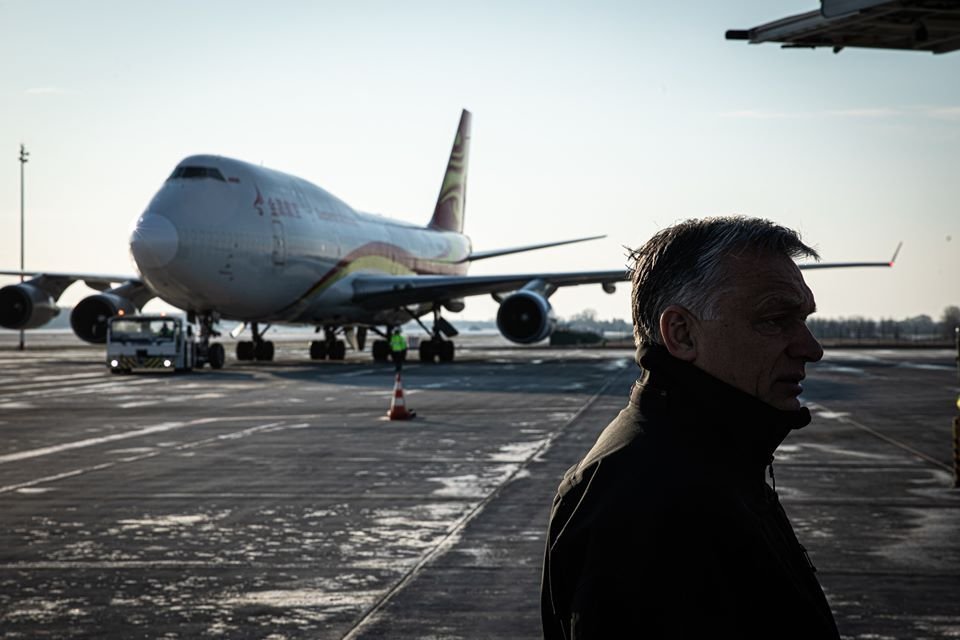 Orbán Viktor megtekint egy védőfelszerelés-szállítmányt