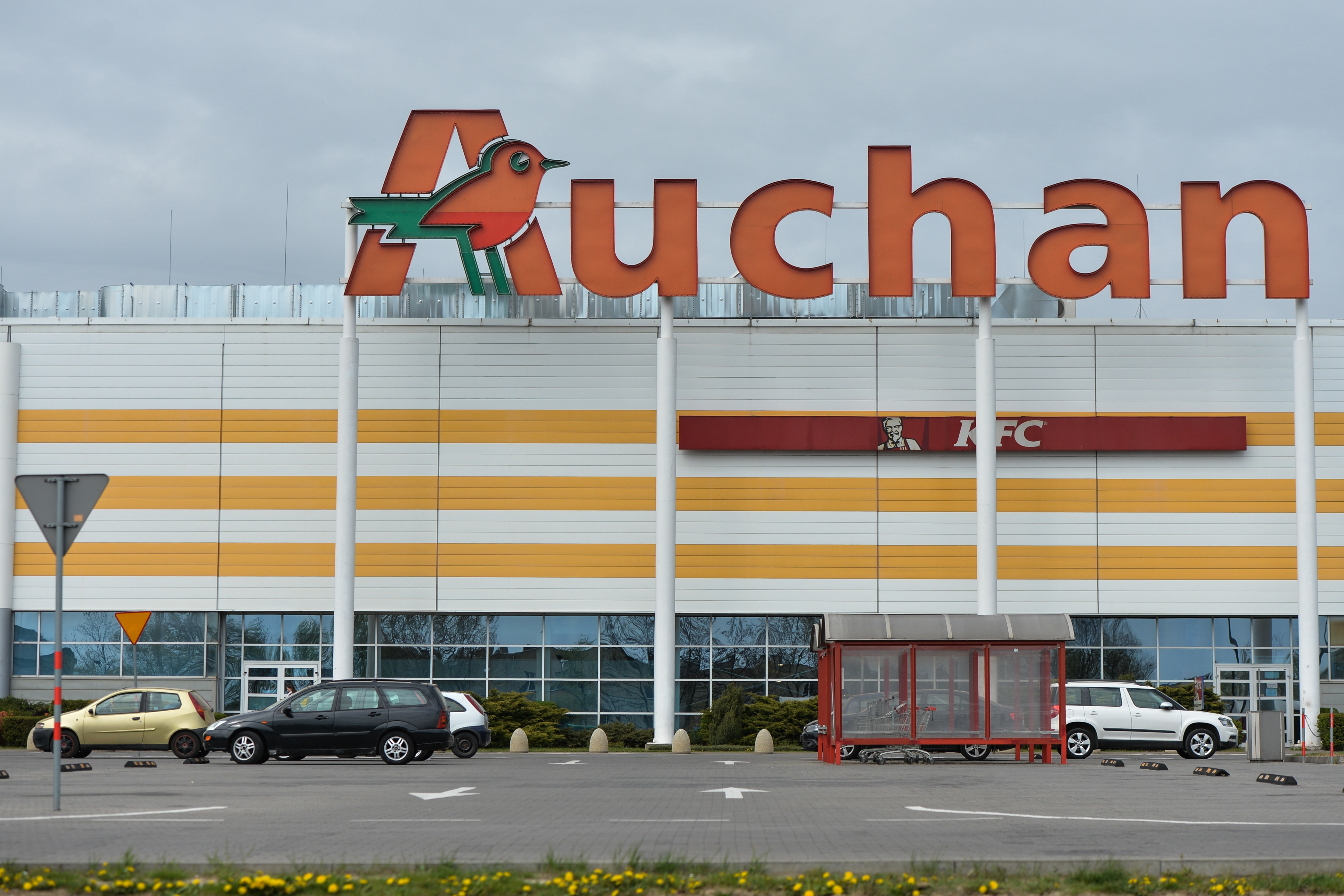Operatív törzs: Nem kapnak soron kívül oltást az Auchan dolgozói