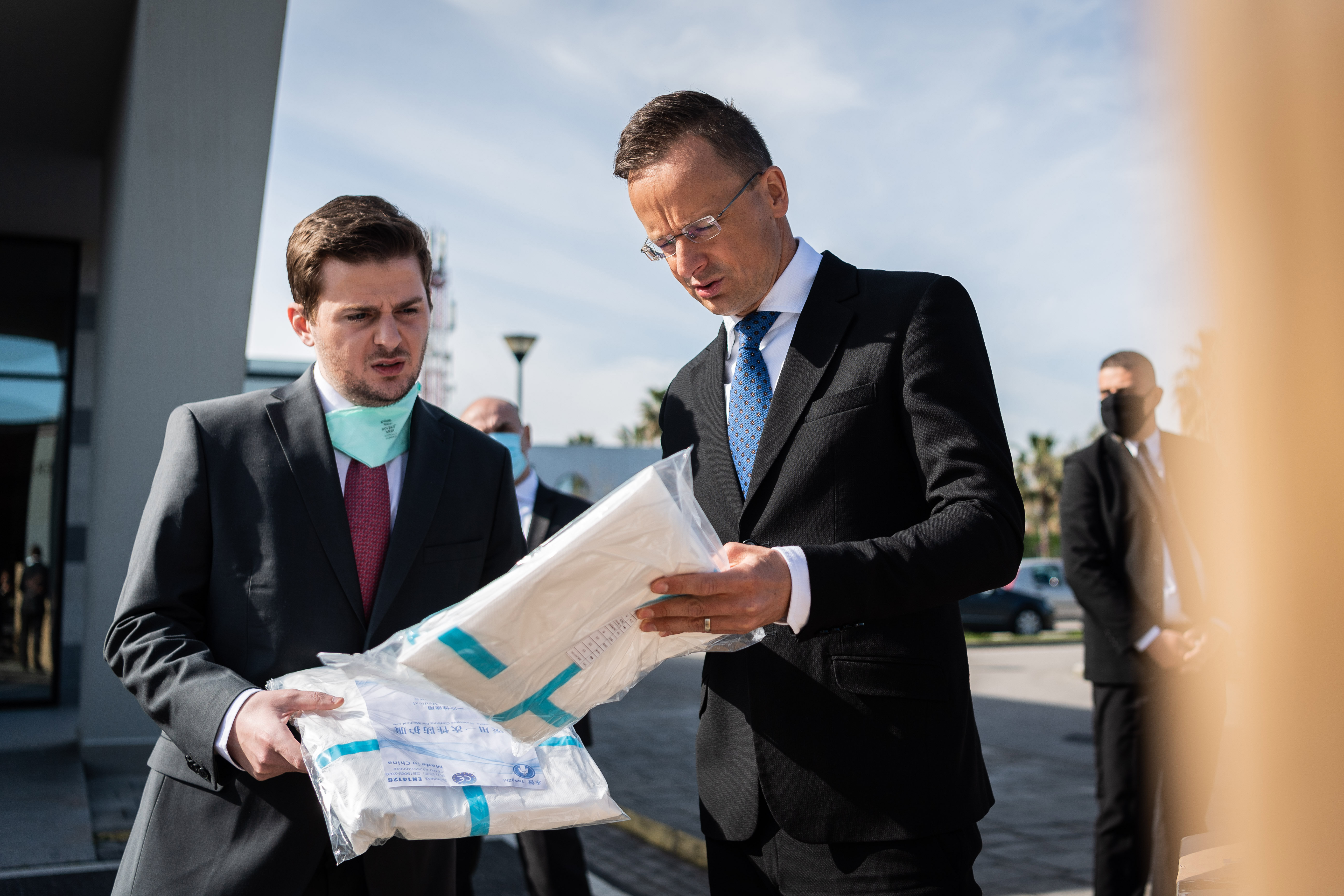Szijjártó Péter miniszter (j) a koronavírus-járvány elleni védekezéshez szükséges eszközöket ad át Gent Cakaj albán külügyminiszternek a tiranai repülõtéren 2020. április 17-én