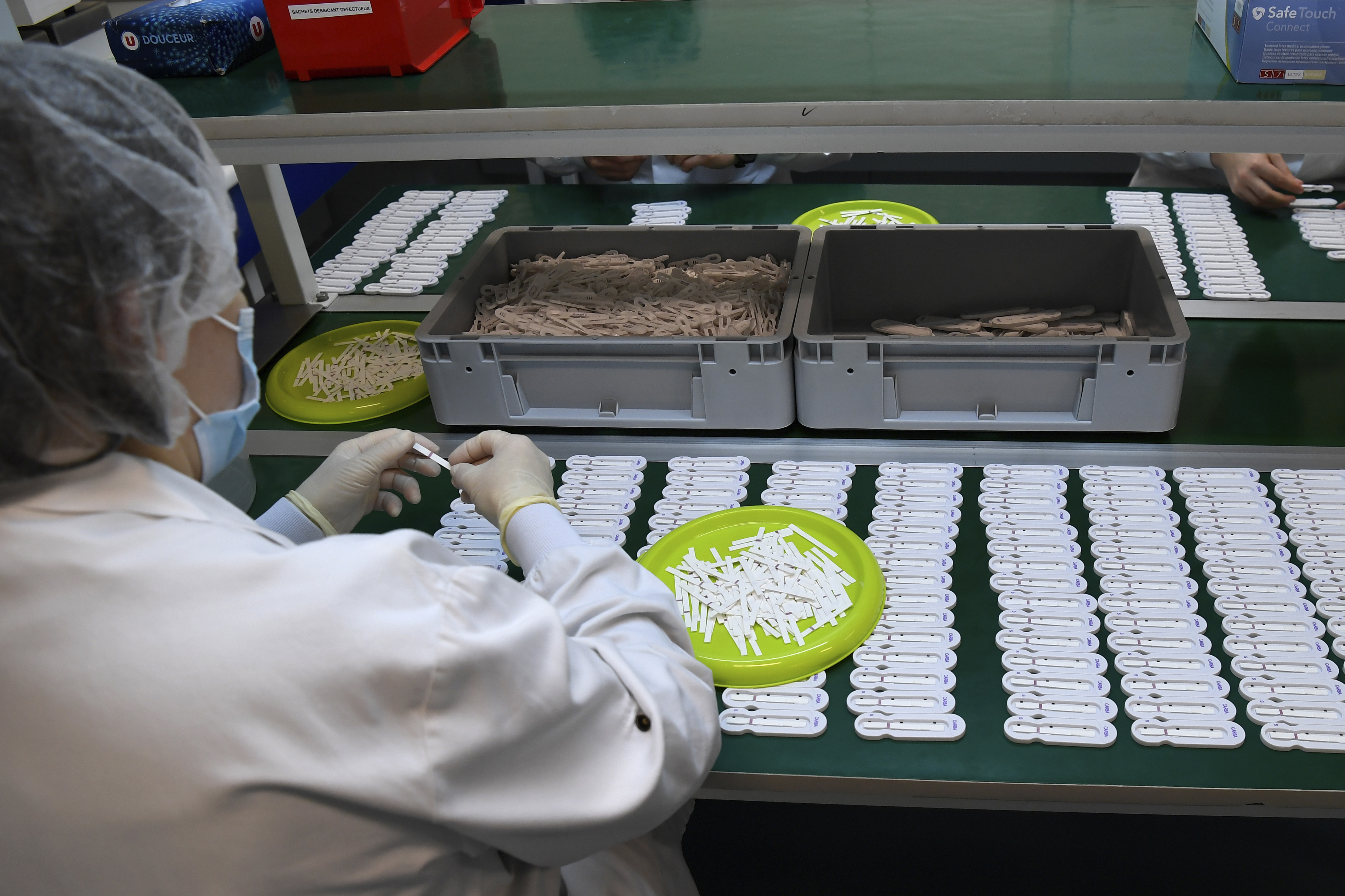 Az NG Biotech nevű francia cégnél antibiotikum-rezisztencia tesztek készülnek, 2020. április 6-án