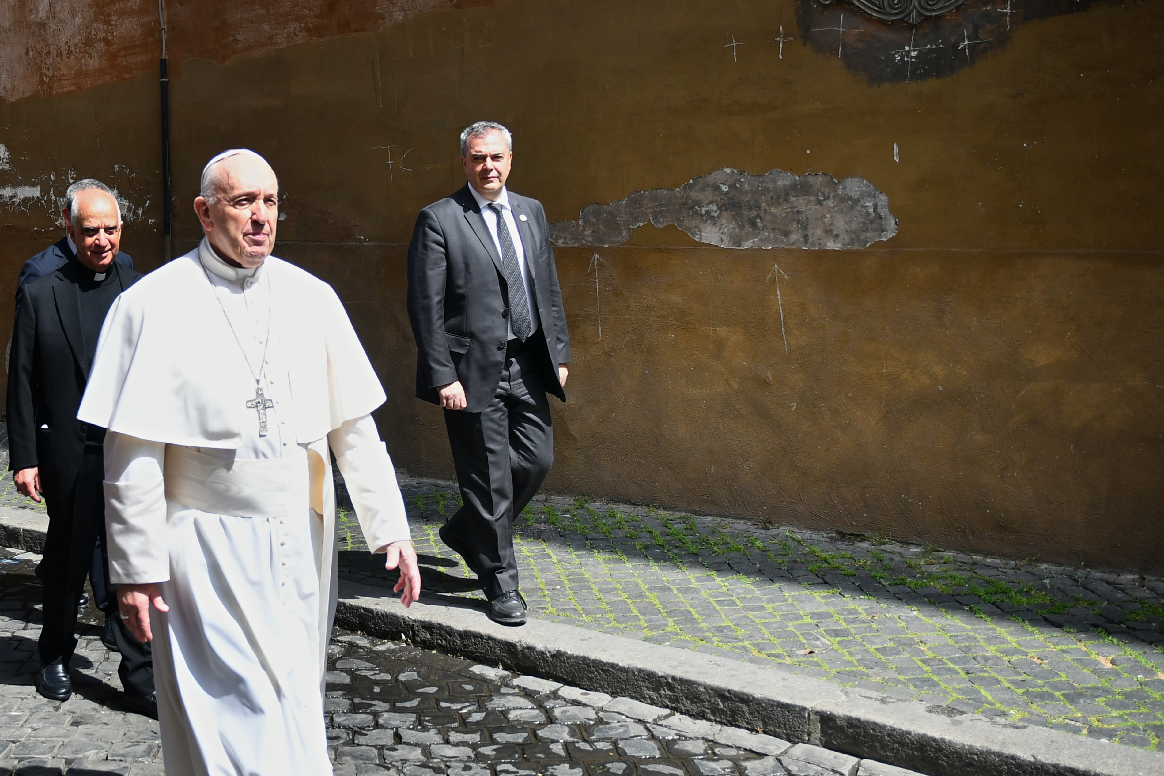 Ferenc pápa a mise után elhagyja a templomot