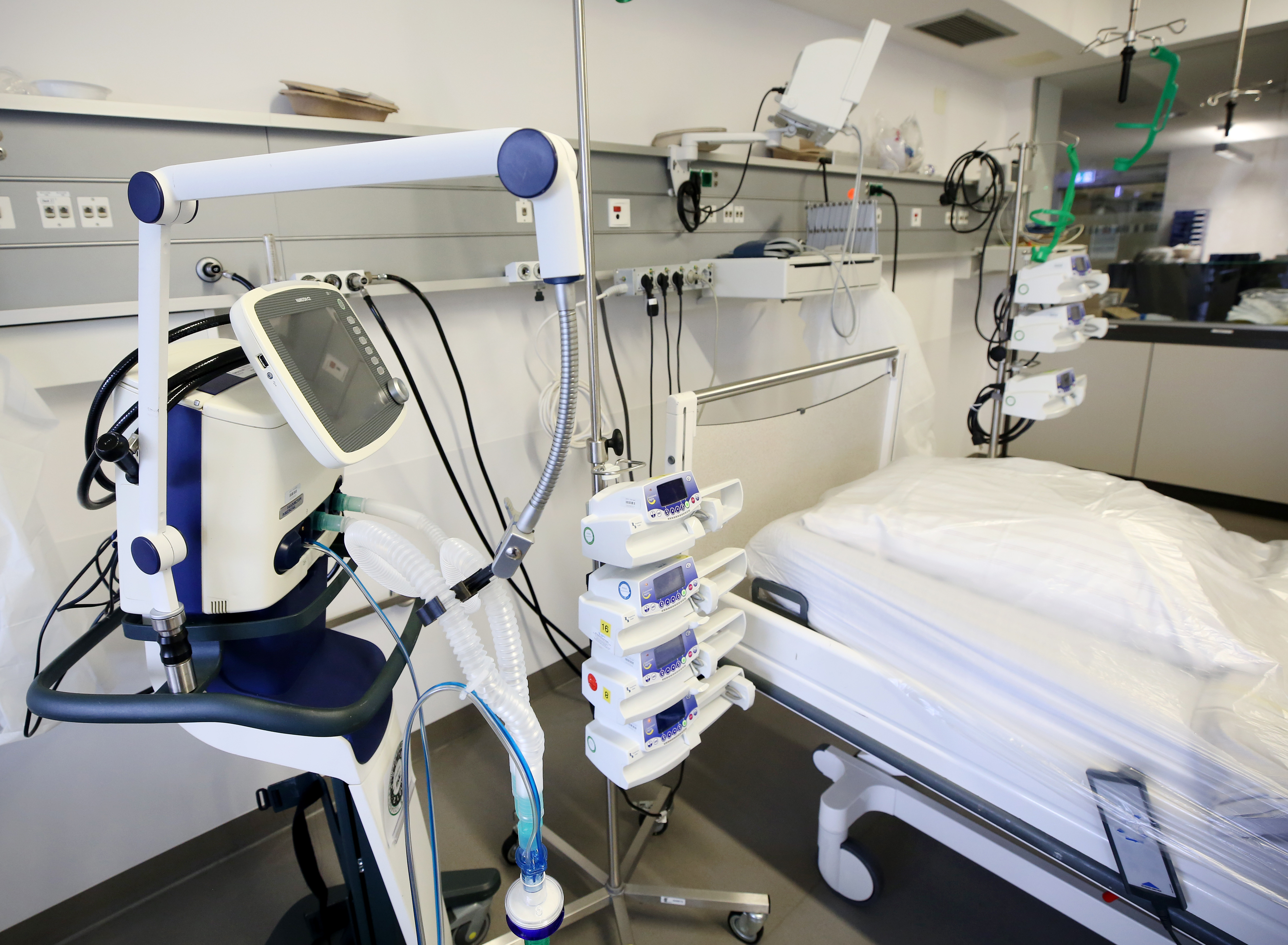 Invazív lélegeztetőgép egy intenzív ellátásra alkalmas kórházi szobában a németországi Viersen kórházában