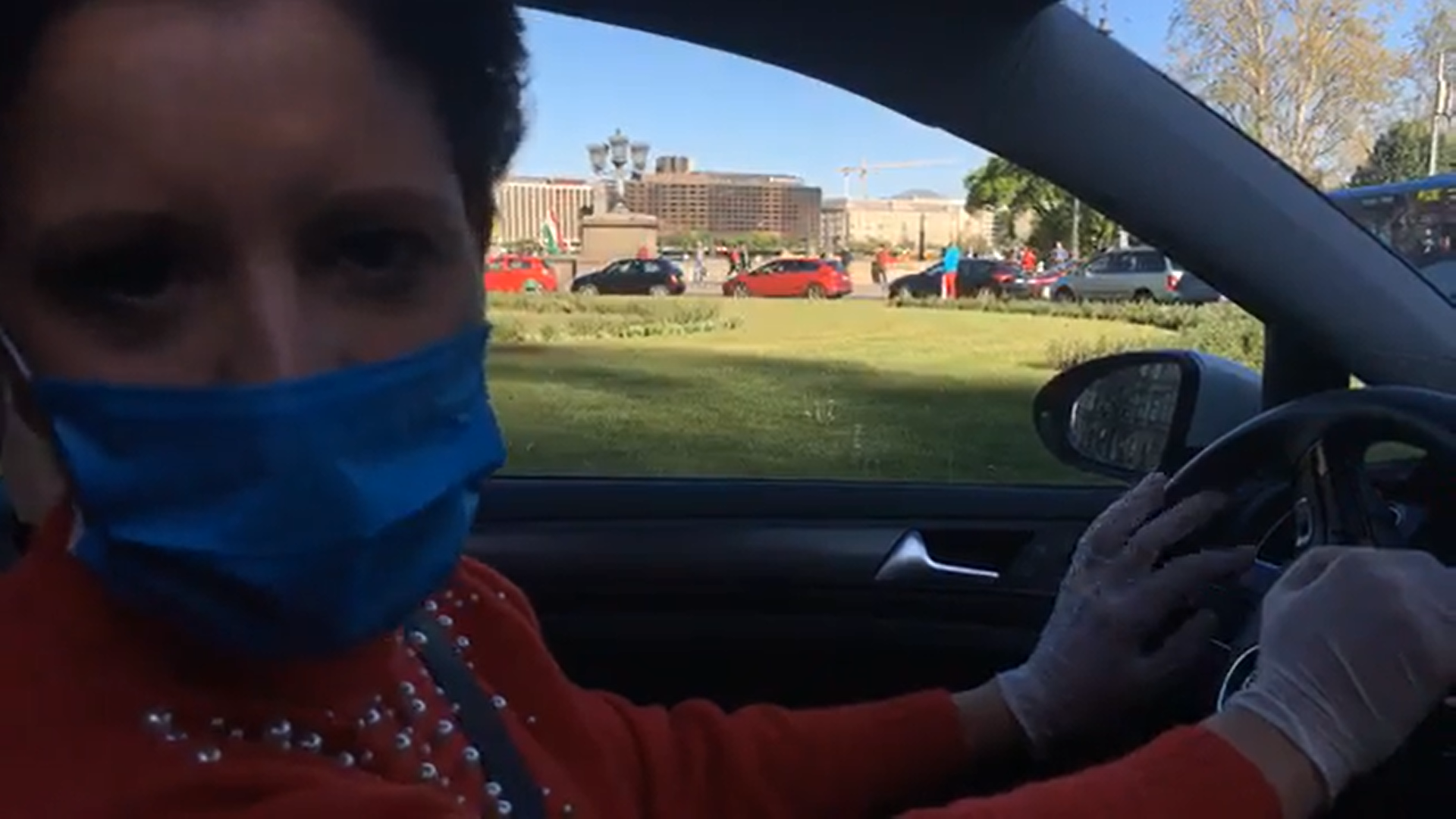 Dudálva, autóból tüntettek Budapesten a kórházi betegek hazaküldése ellen