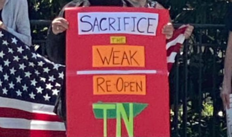 „Áldozzák fel a gyengéket és nyissuk újra az államot” – üzente egy tüntető Tennessee-ben