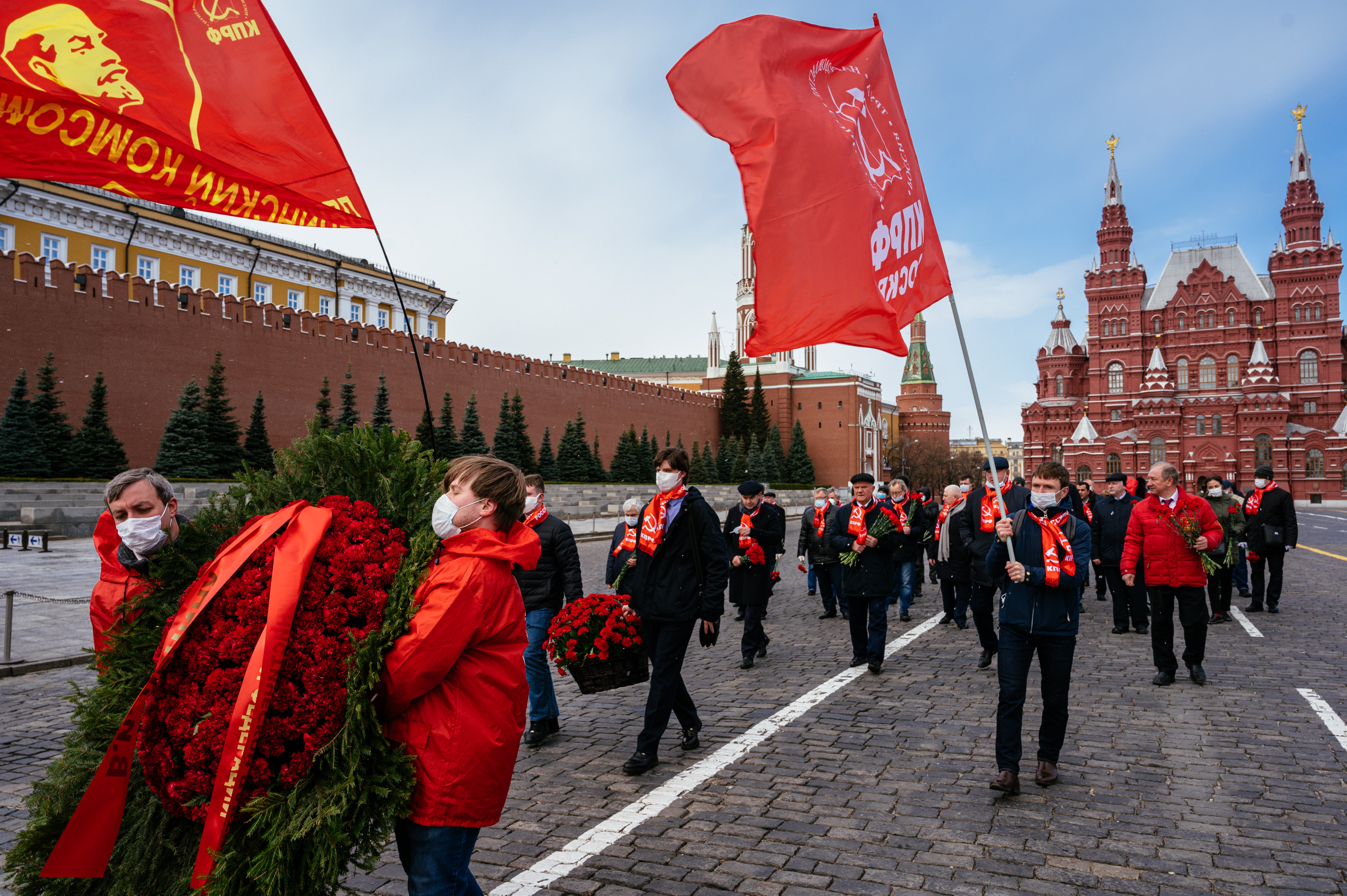 A kijárási tiltás ellenére koszorúzták meg Lenin sírhelyét Moszkvában