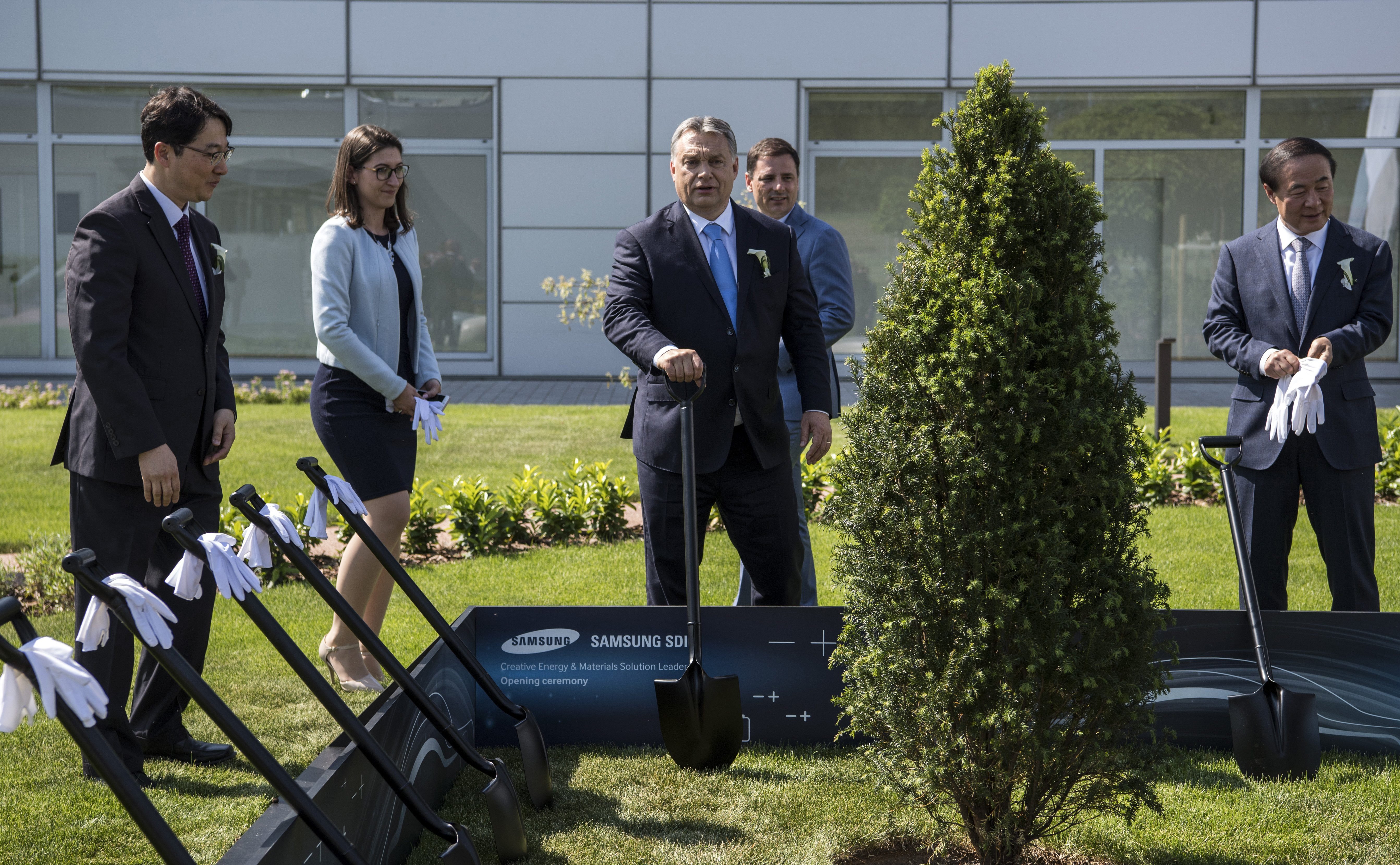 Orbán Vikto és Dzsun Jong Hjun, a Samsung SDI vezérigazgatója a Samsung SDI gödi elektromos jármű akkumulátor gyárának megnyitó ünnepségén 2017-ben