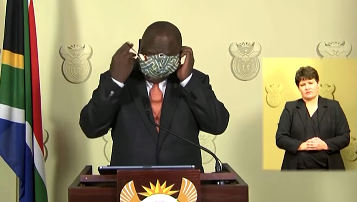 A dél-afrikai elnök óriási közelharcot vívott egy maszkkal, de végül veszített
