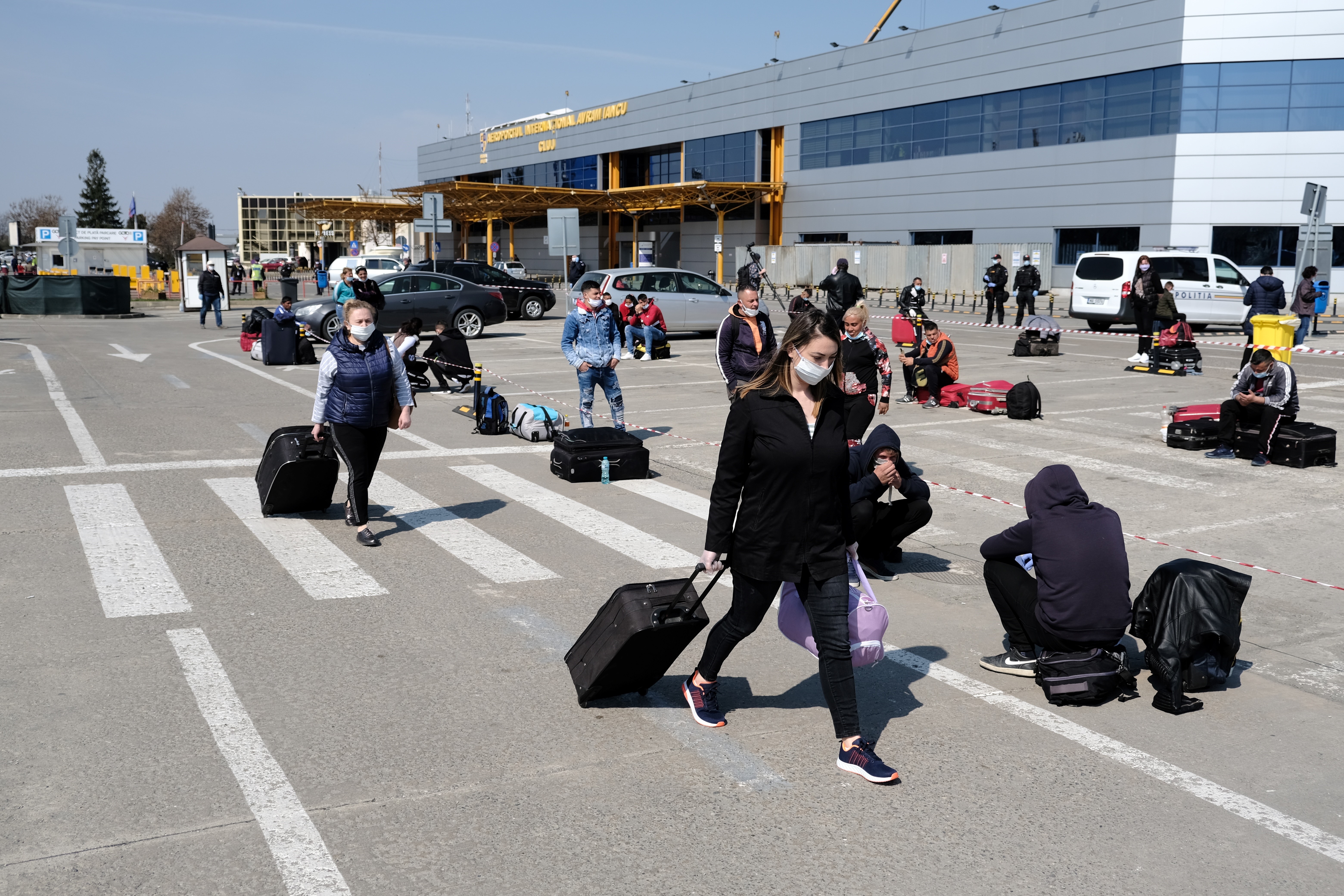 Román idénymunkások indulnak Németországba a kolozsvári reptérről, április 10-én