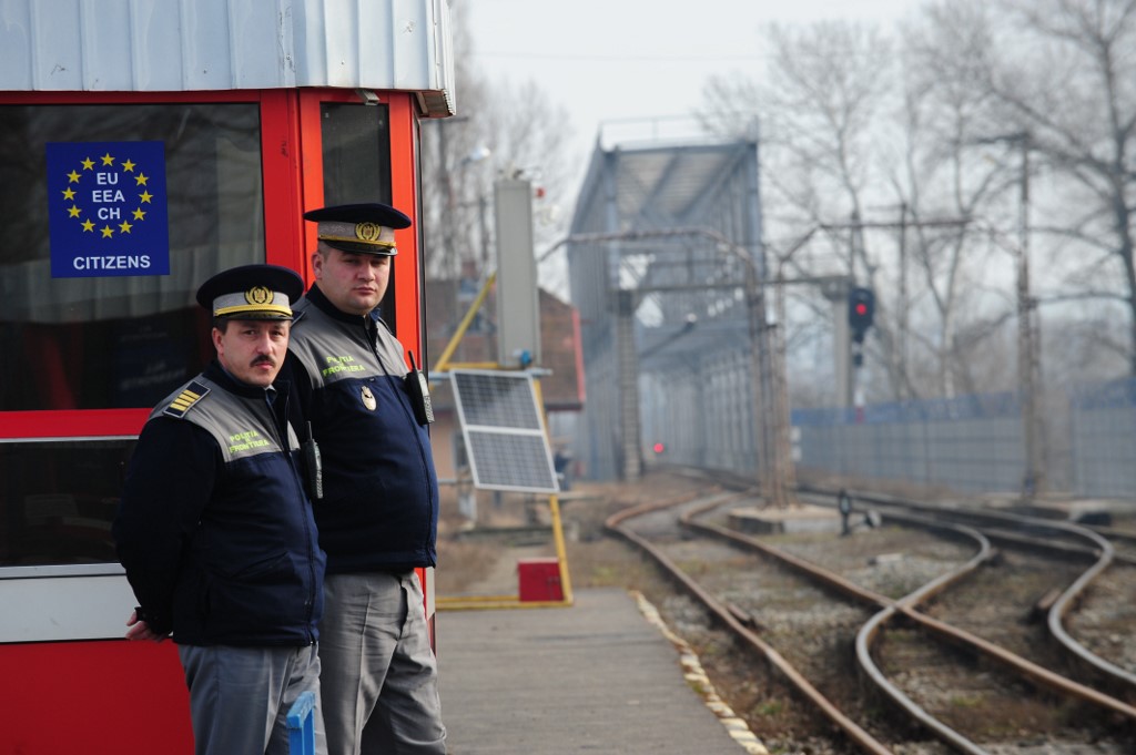 Román határőrök egy vasútállomáson.