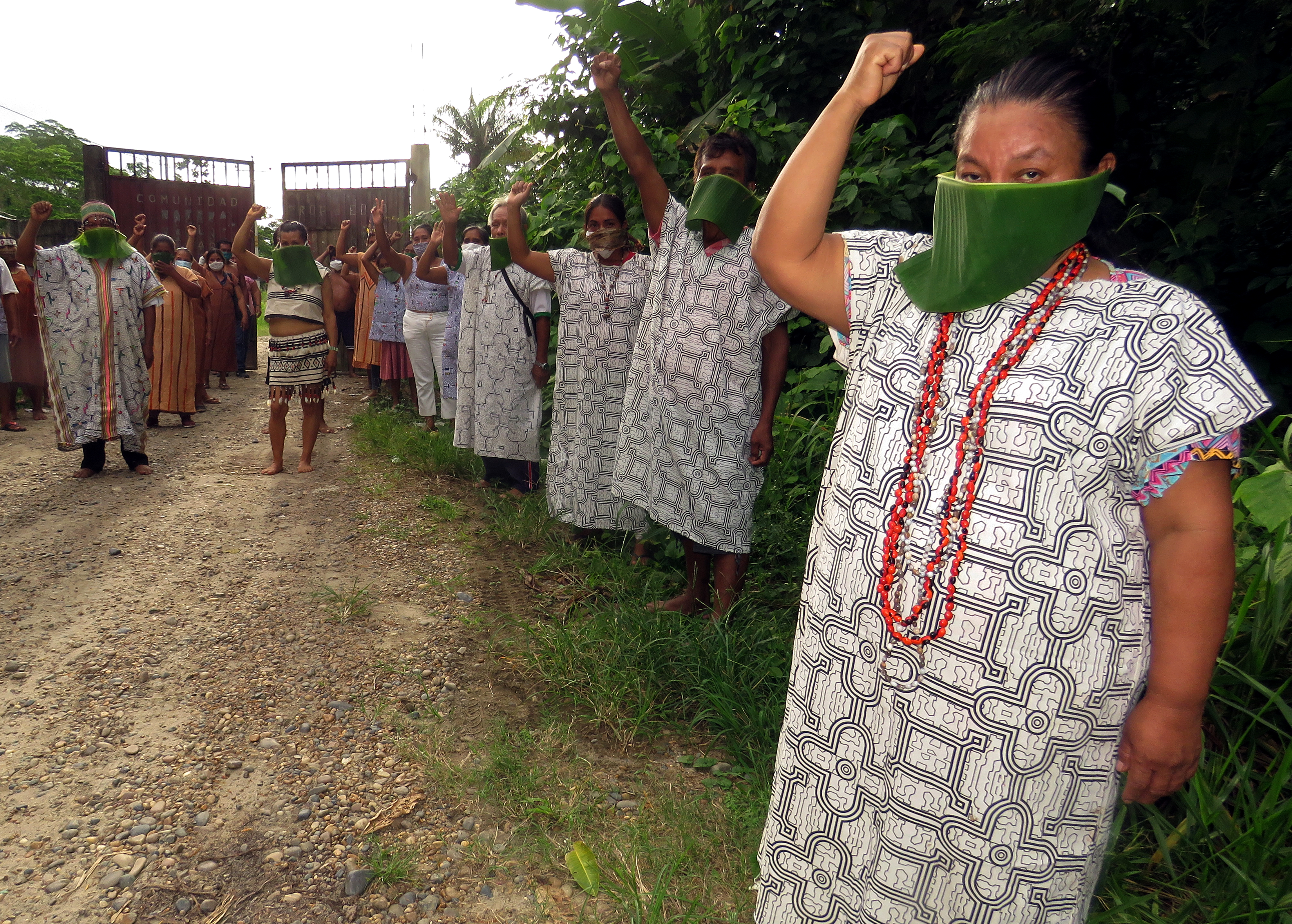 Perui őslakosok levélből készült maszkban tüntetnek az állami segítségnyújtás hiánya miatt