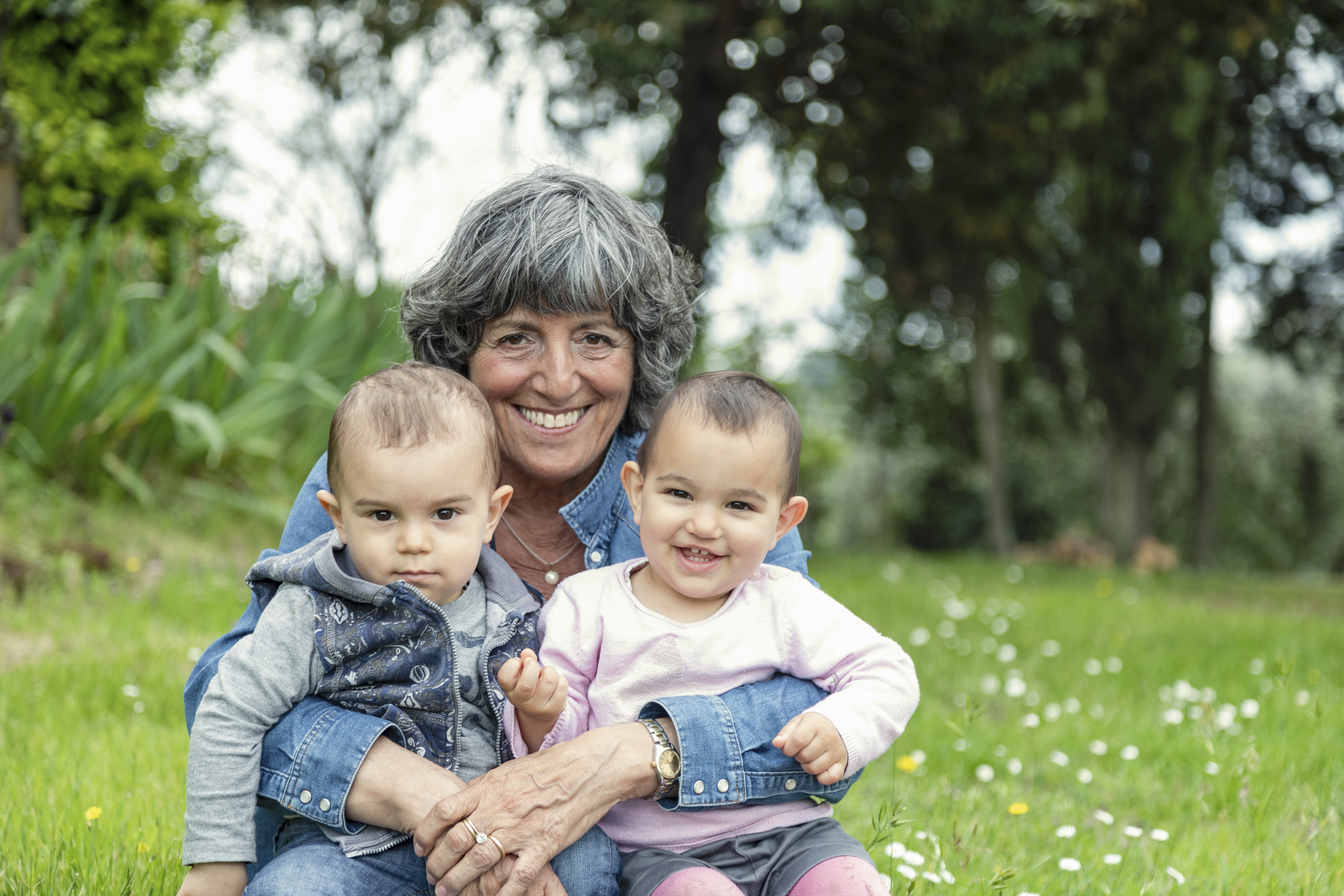 Svájcban már meg szabad ölelniük a nagyszülőket az unokáknak