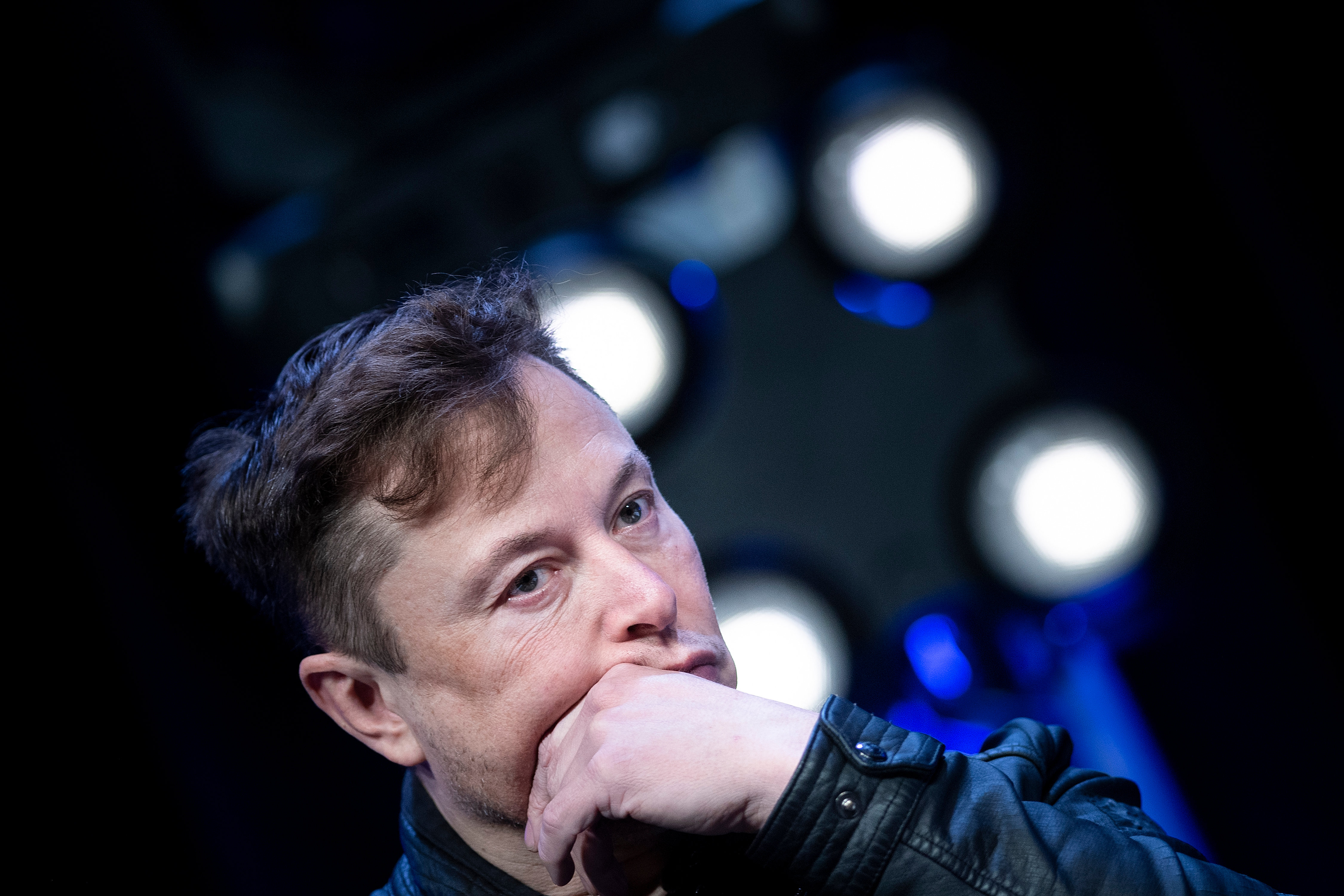 Perlik Elon Muskot a szabálysértő Twitter-befektetése miatt