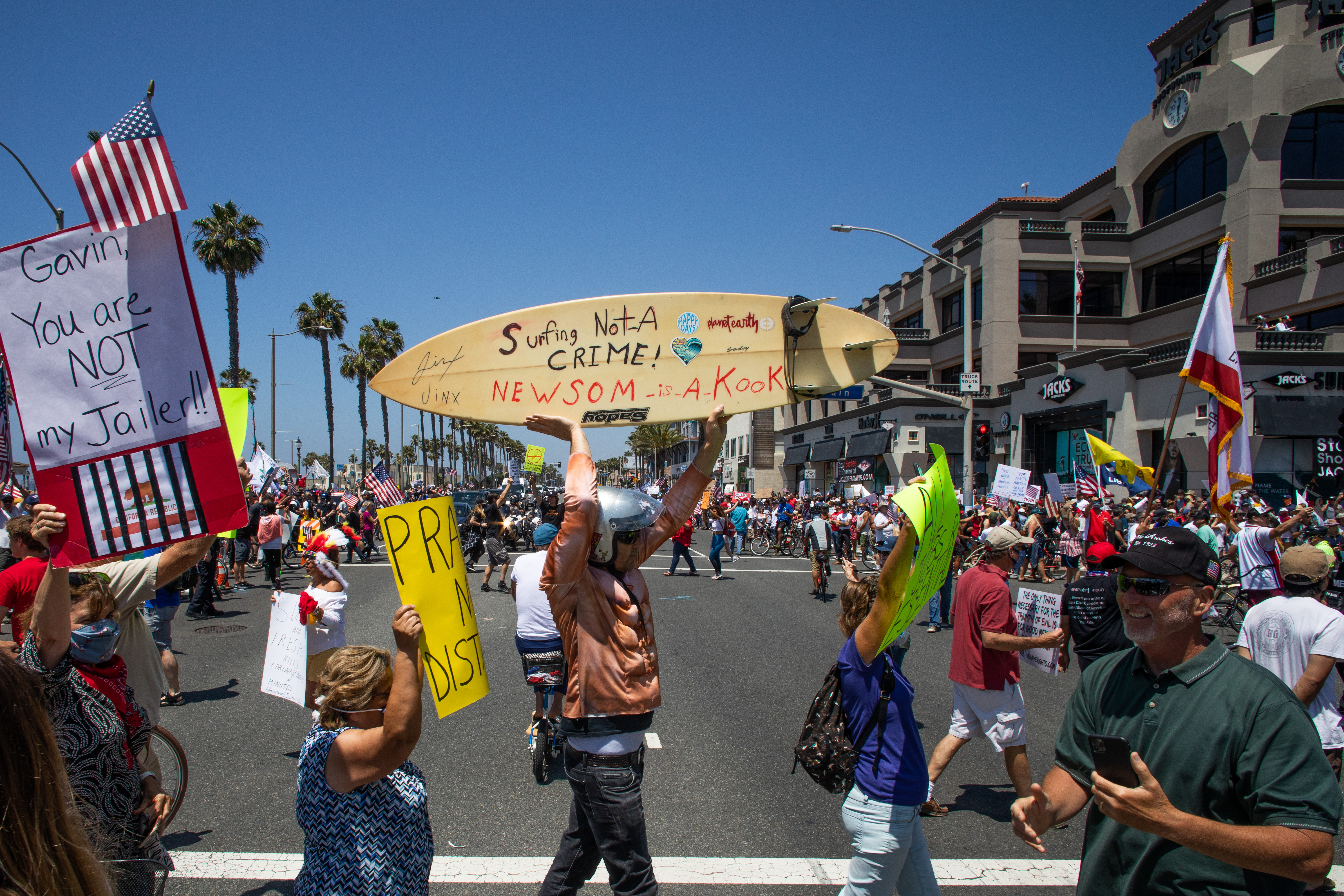 Felháborodott tüntetők követelték május 1-én a strandok újranyitását Kaliforniában