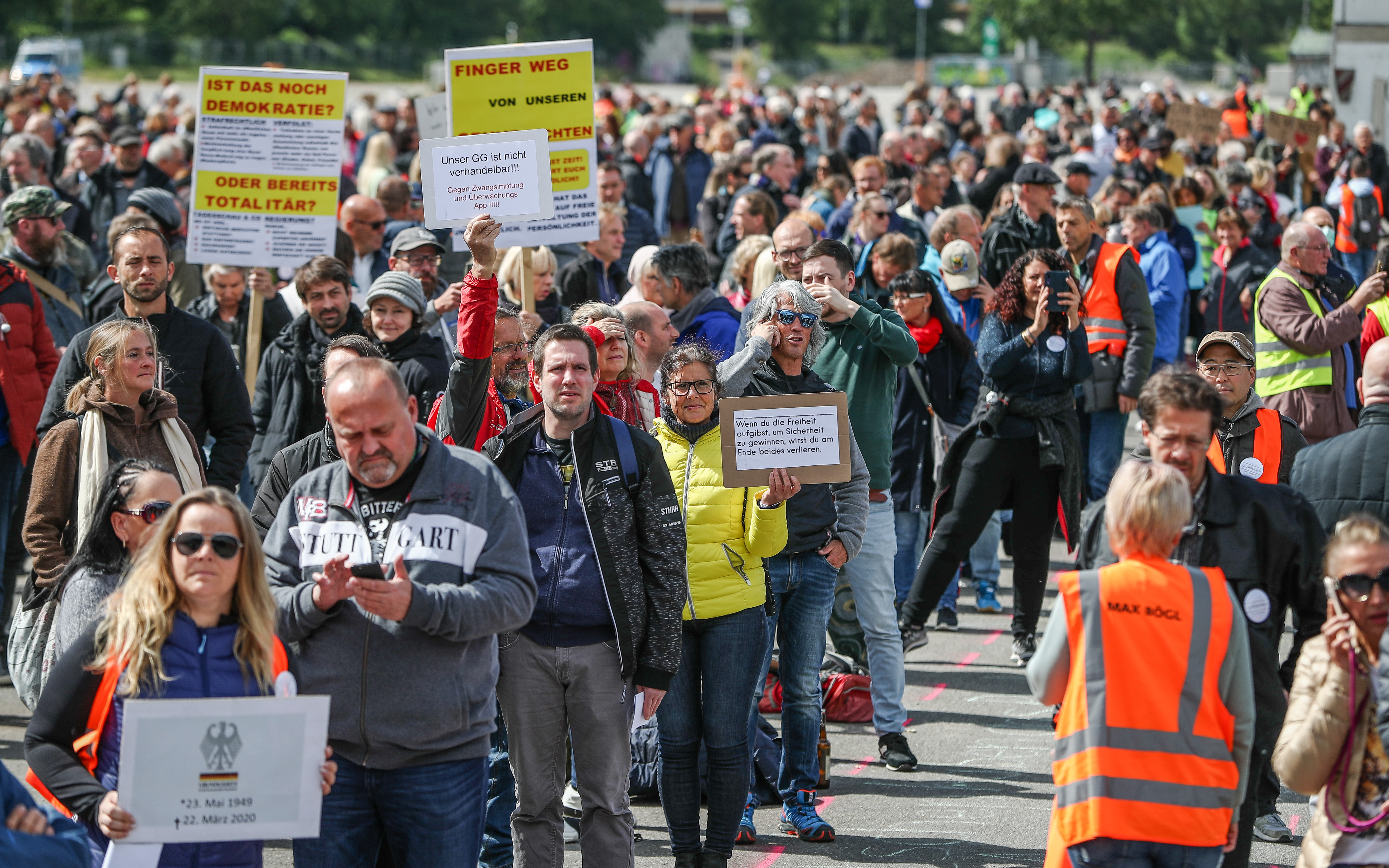 Több ezren tüntettek Stuttgartban a korlátozások ellen