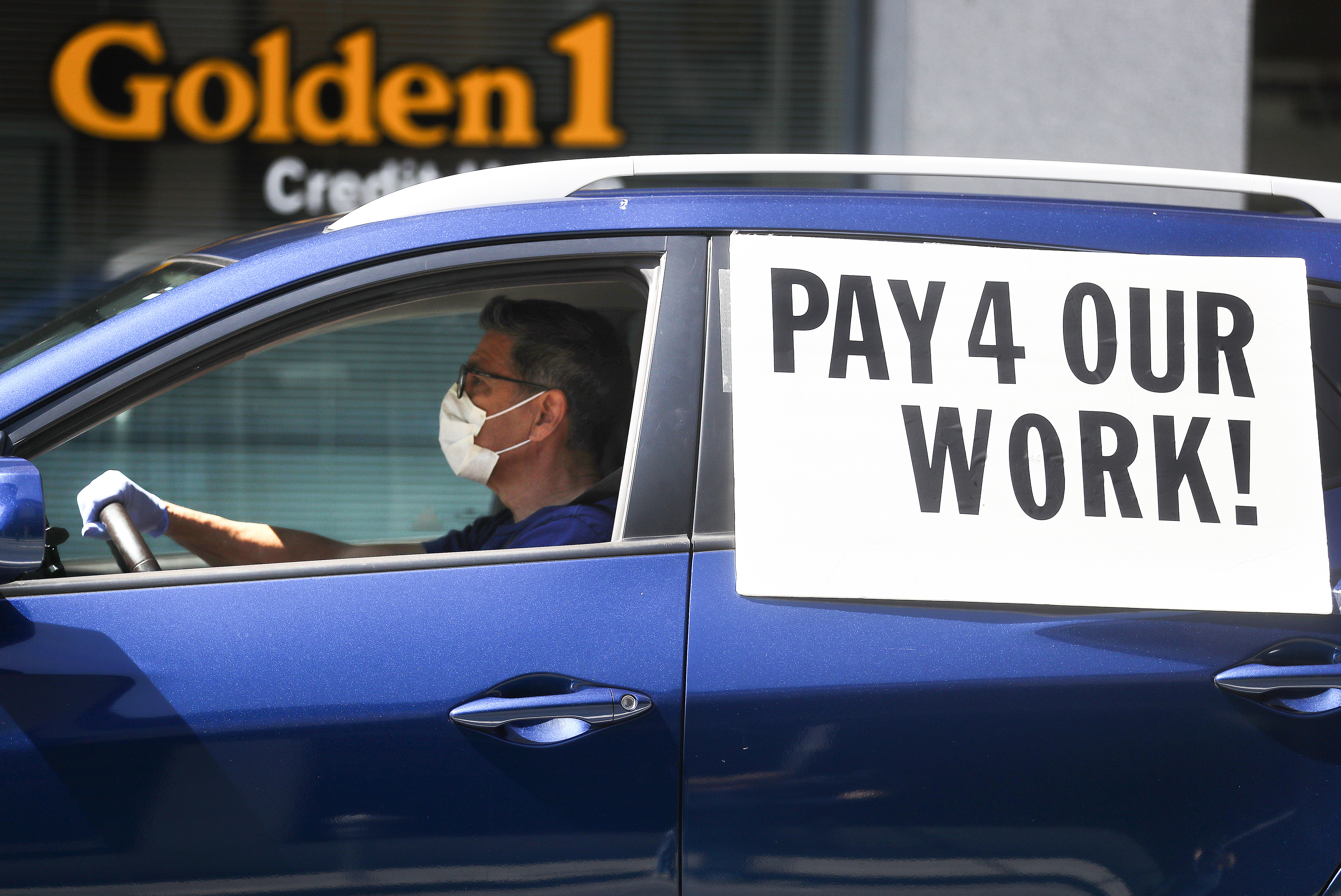 Kaliforniában együtt tüntettek a Lyft és az Uber sofőrjei, mert a törvények szerint nem jelentkezhetnek munkanélküli segélyért, ráadásul a két cég is sokuknak tartozik