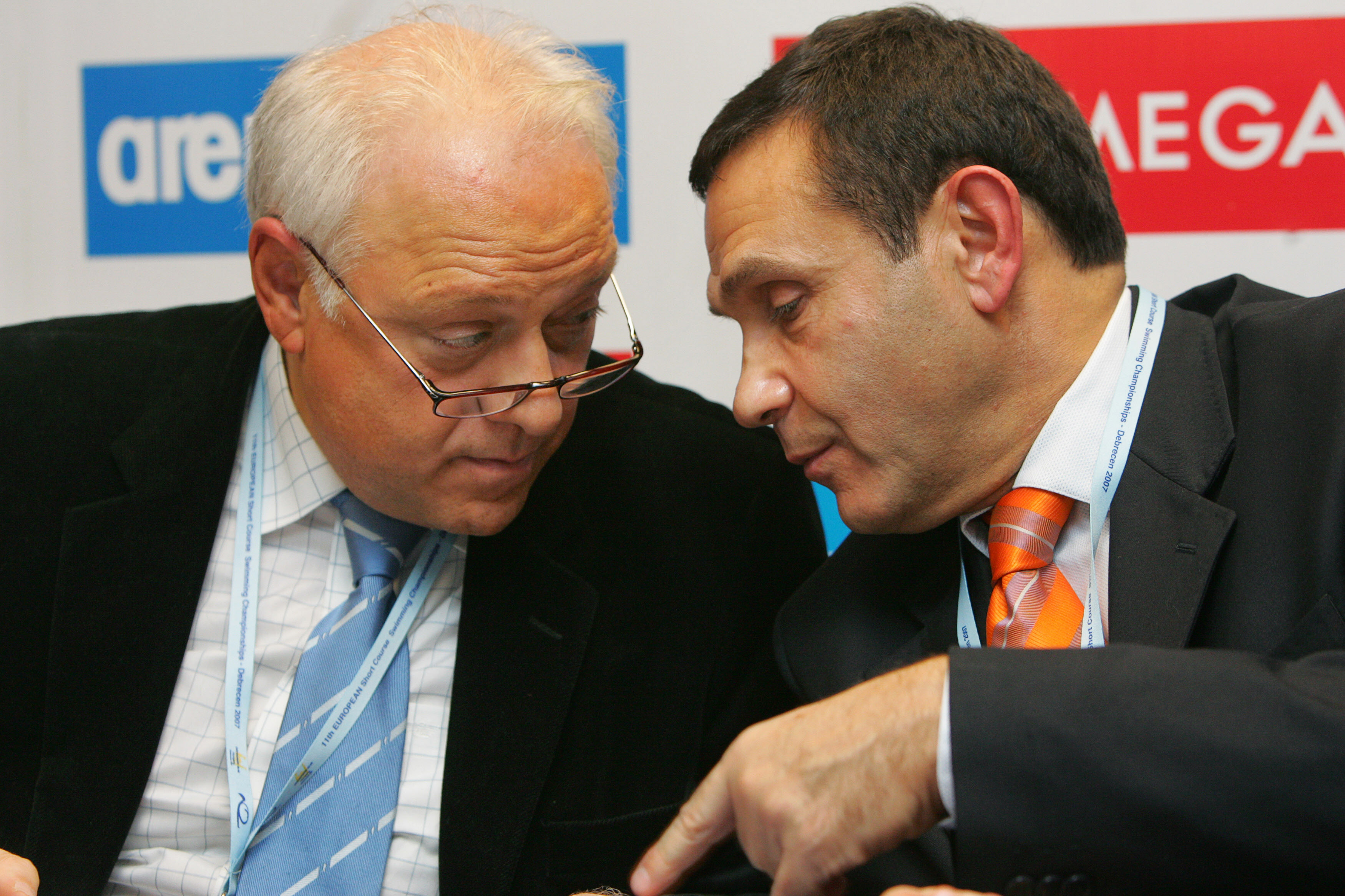 Az ügyet kirobbantó Bartolo Consolo akkori LEN-elnök és Gyárfás Tamás beszélgetnek egy debreceni uszodában 2007-ben