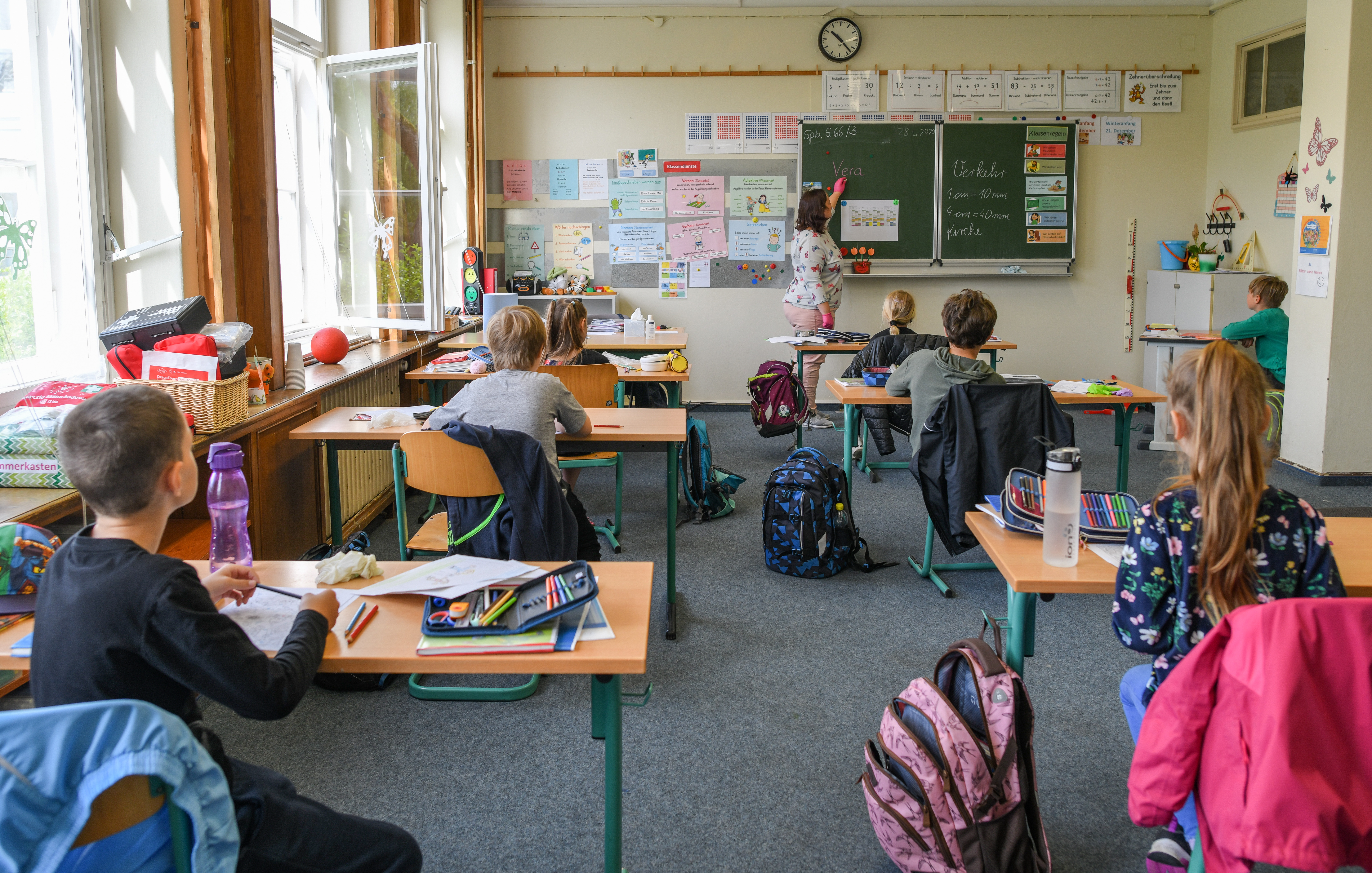 Általános iskolai újrakezdés távolságtartással a bradenburgi Eisenhüttenstadt egyik általános iskolájában 2020. április 30-án