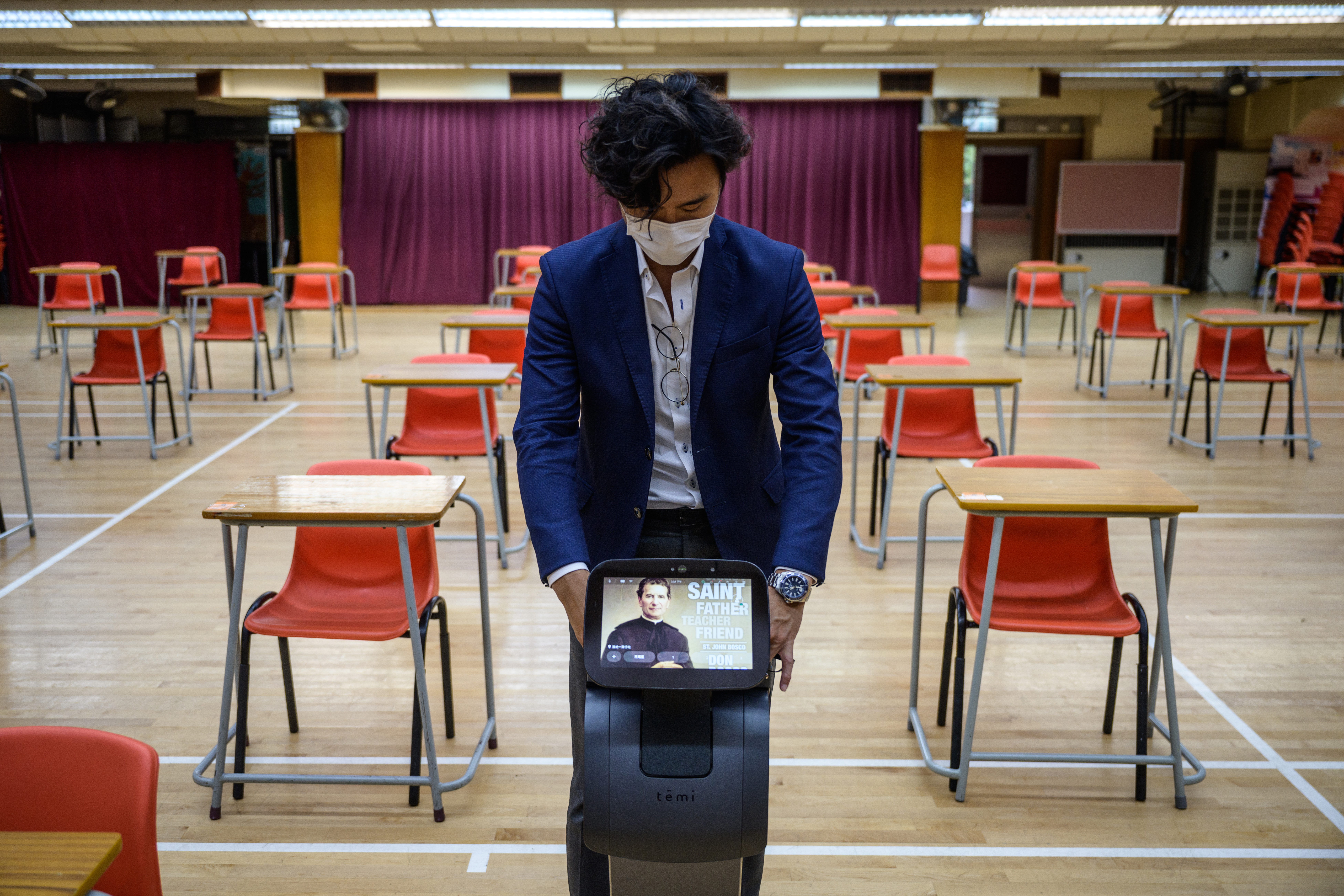Egy hongkongi iskolában a Temi nevű robot osztja a diákoknak a kézfertőtlenítőt, segít fertőtleníteni az asztalokat és a székeket és még kedves szavakkal bátorítja is a diákokat