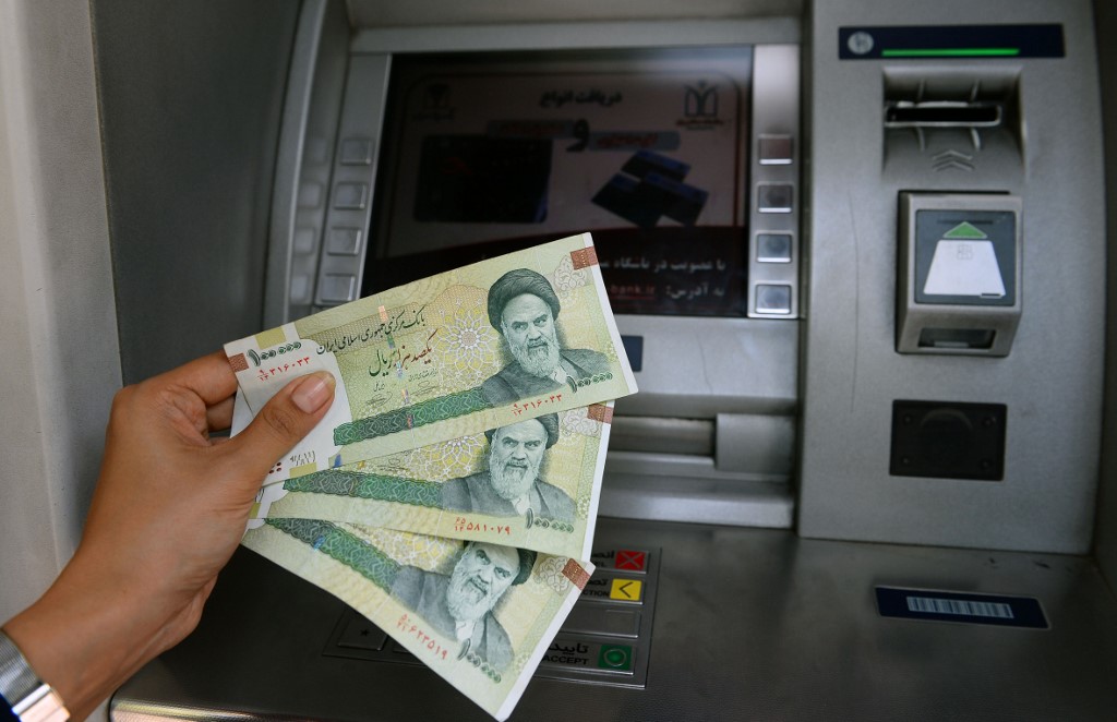 Iránban új pénzt vezetnek be, négy nullát vágva