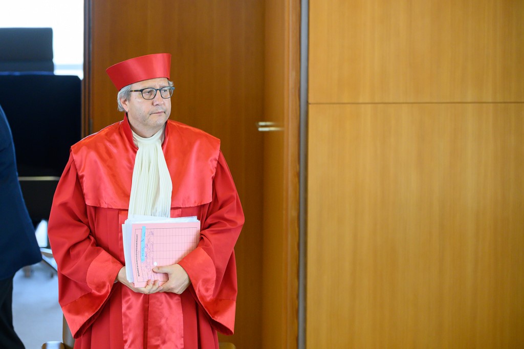 Andreas Vosskuhle, a német alkotmánybíróság elnöke, a döntés bejelentésére érkezik.