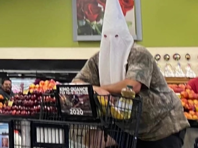 Egy kaliforniai férfi a Ku-Klux-Klan csuklyájával tudta le a kötelező maszkviselést 