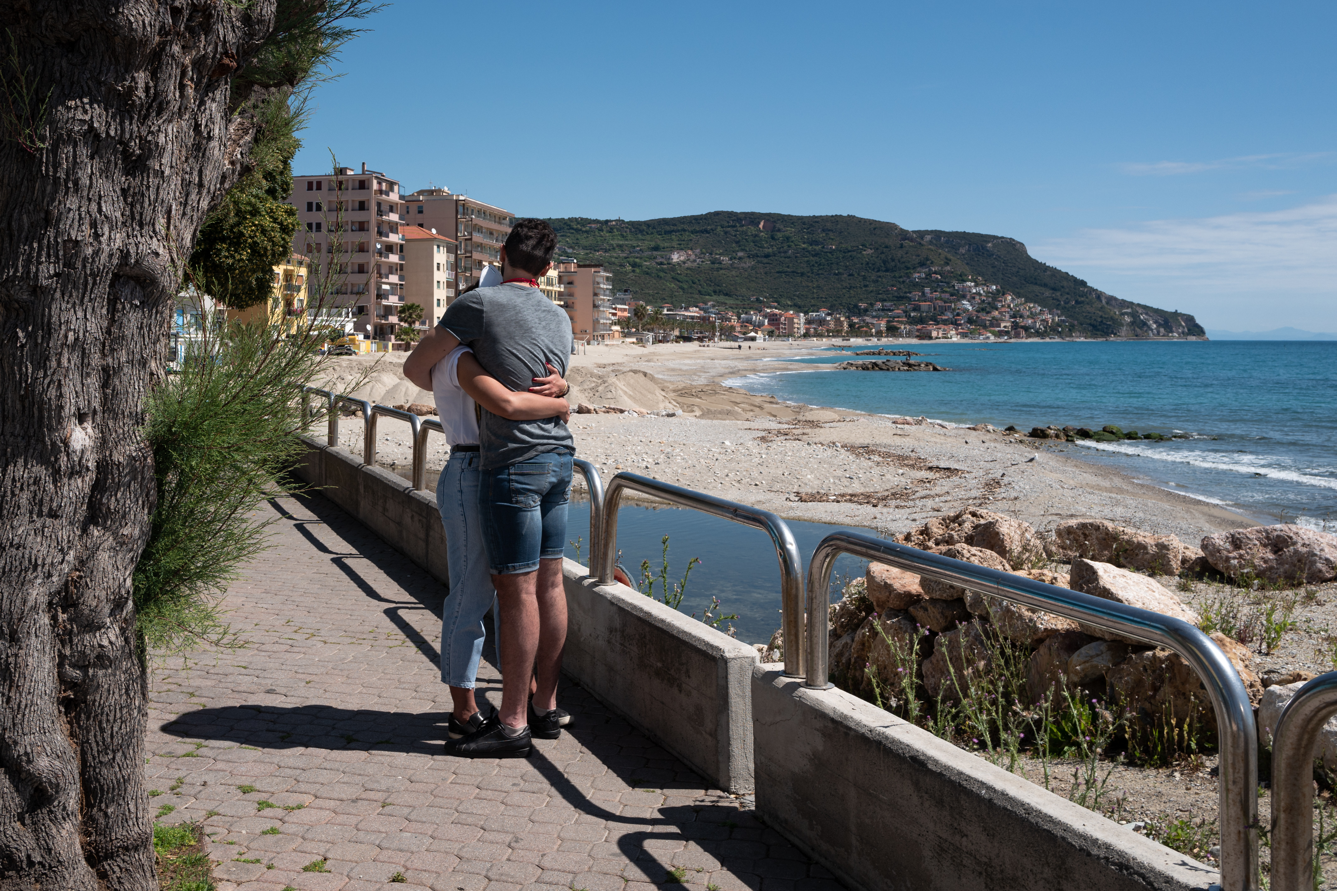 Fiatal pár ölelkezik az olaszországi Loanóban, 2020. május 4-én