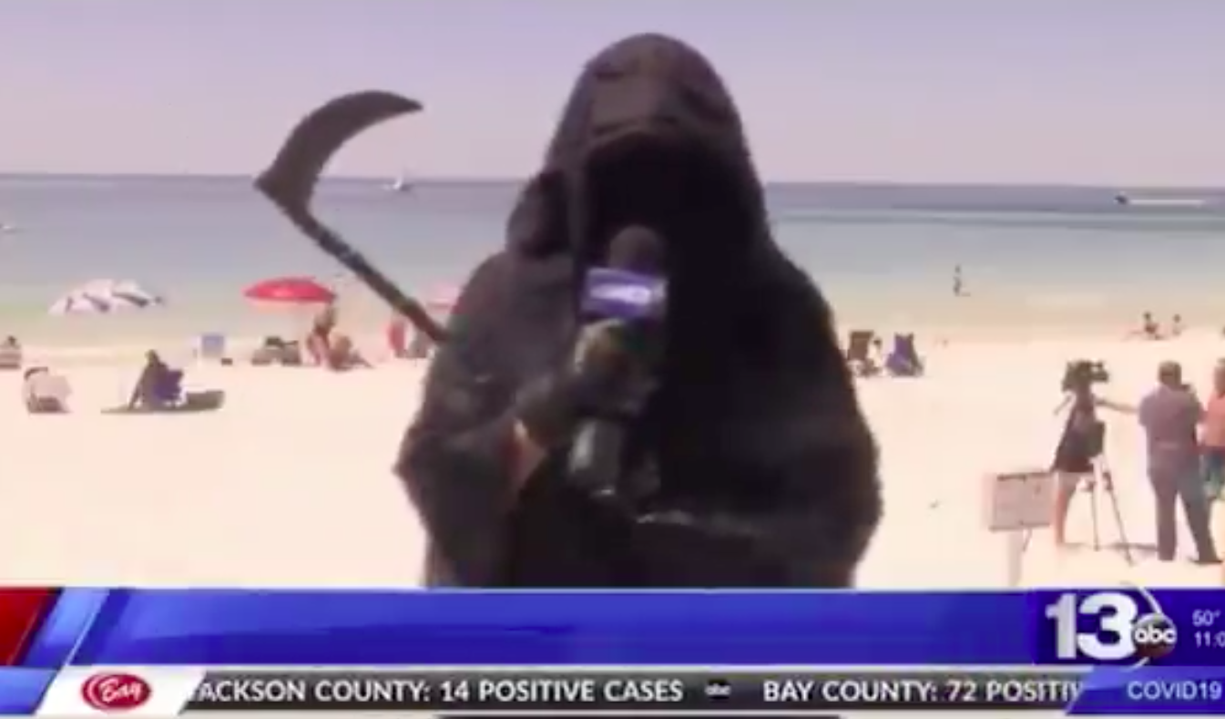 Interjút adott a férfi, aki a Nagy Kaszásnak beöltözve idegeli a floridai strandolókat